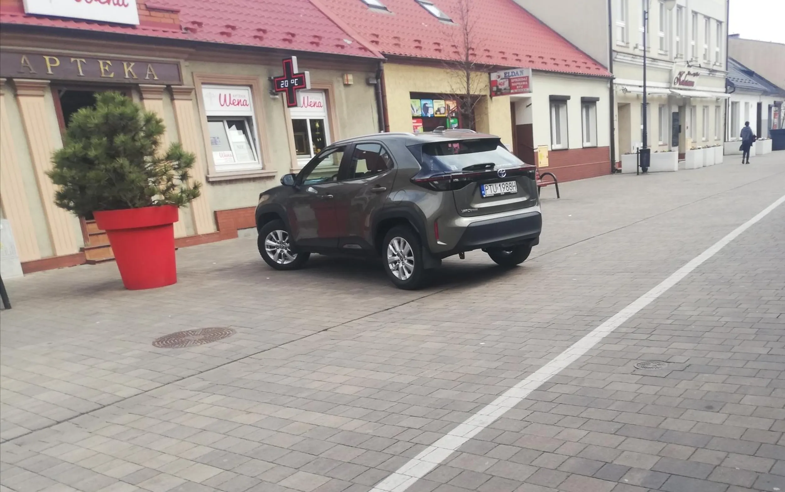 LEŃ wjechał pod zakaz bo nie chce się zrobić kilku kroków do apteki....