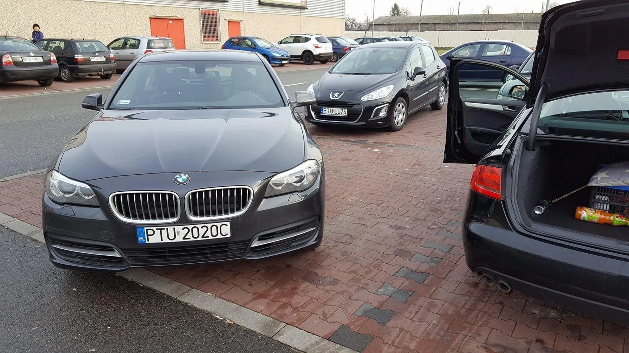 jak on zaparkował???-buractwo i lenistwo