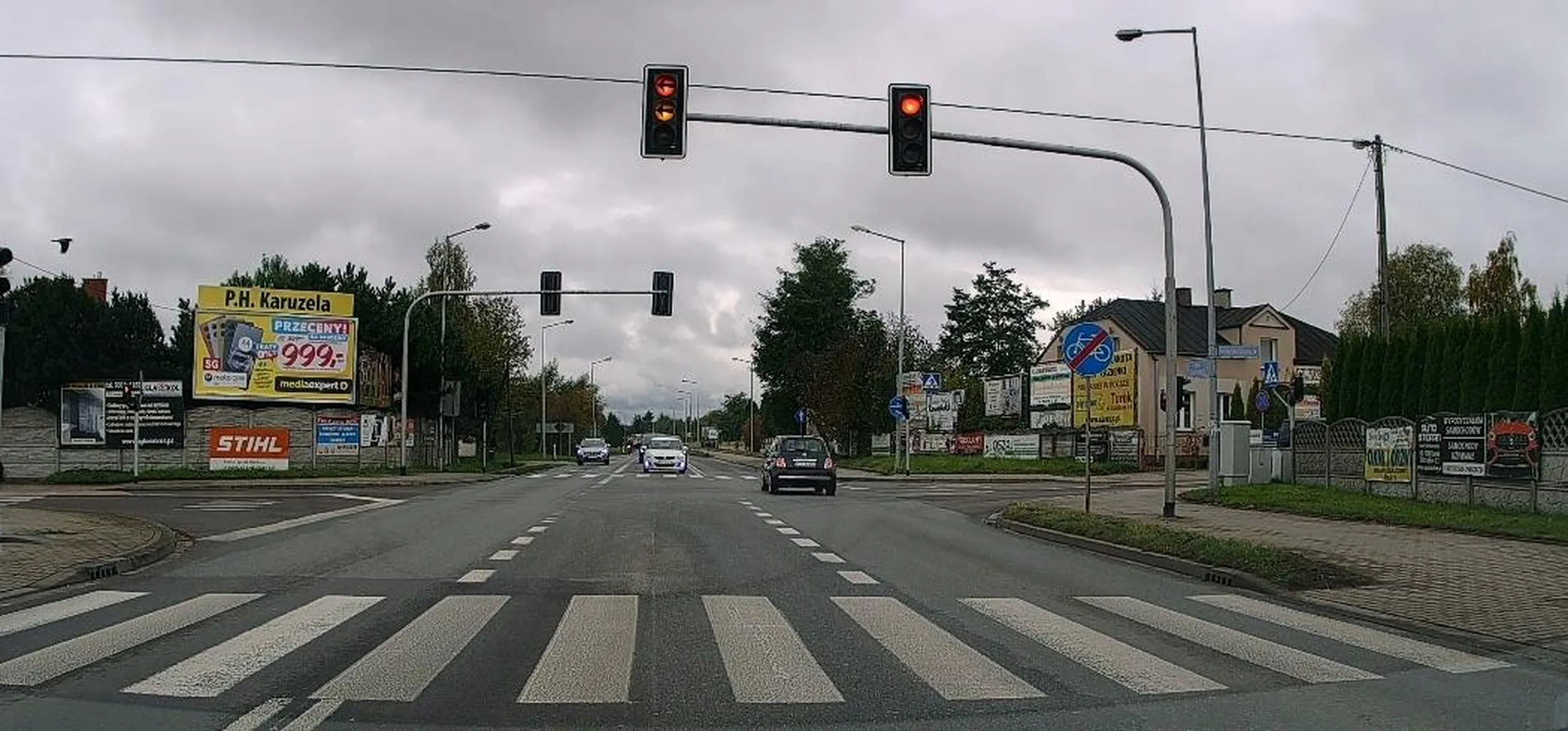 niebezpieczny, bezmyślny kierowca - świadomy przejazd na świetle czerwonym