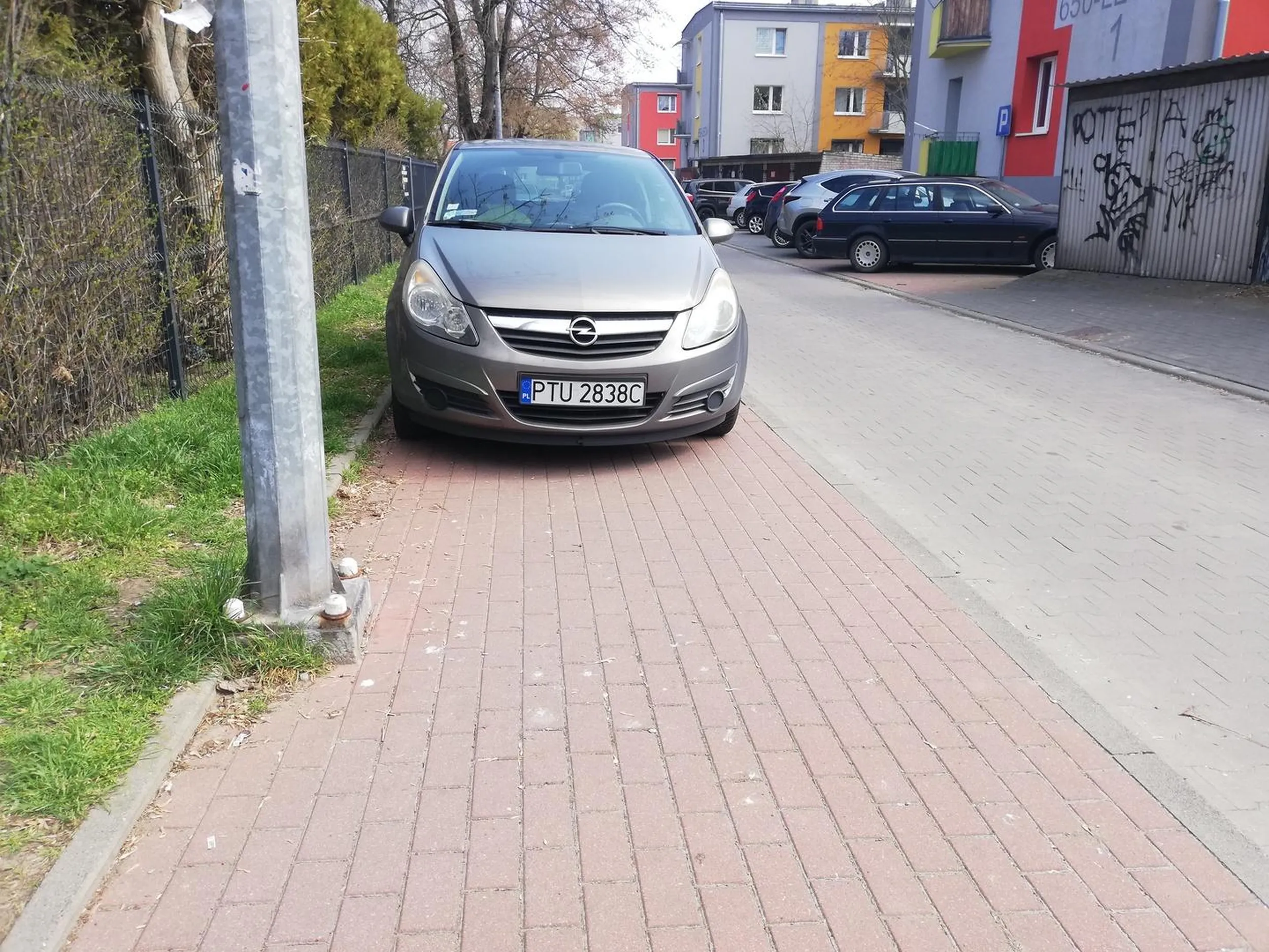 Jak widać zaparkował wyjątkowo nieudolny kierowca.