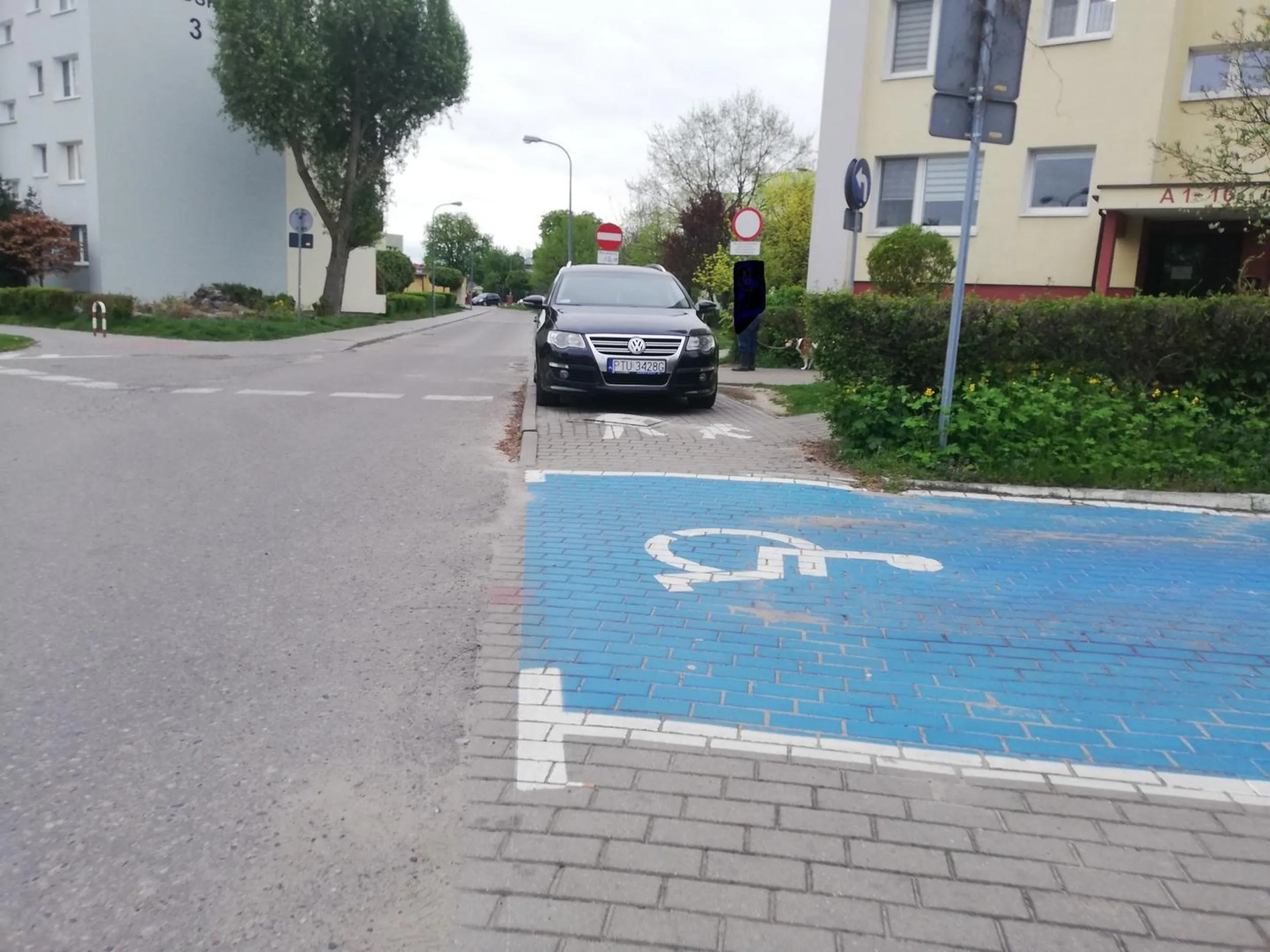 pomyślałeś człowieku (kierowco z bożej łaski) o inwalidzie o kulach lub na wózku???