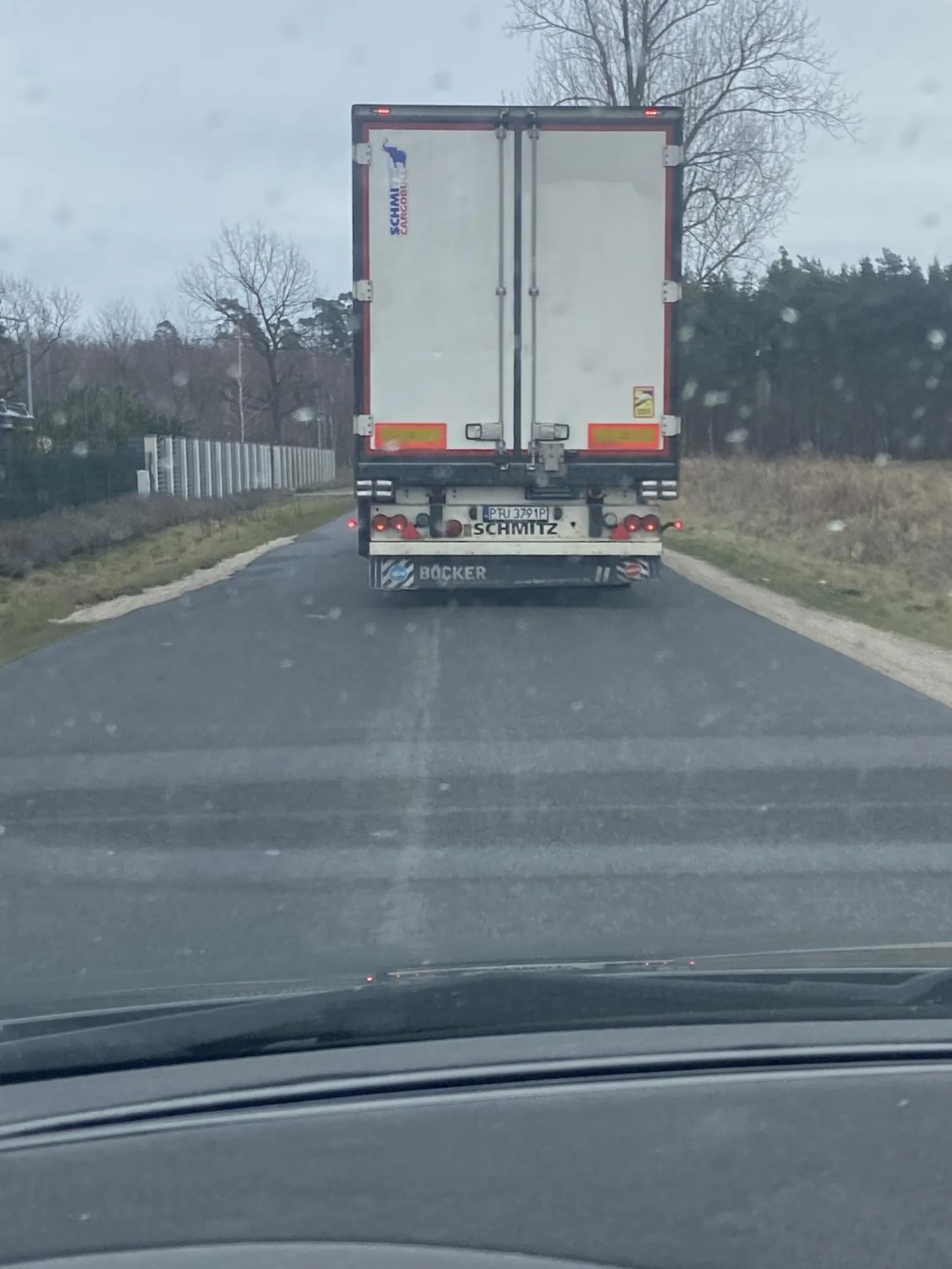 Głupi pajac najpierw wymusił pierwszeństwo, później blokował mnie przez 10km, gdy chciałam go wyprzedzić. Pies cię ebał