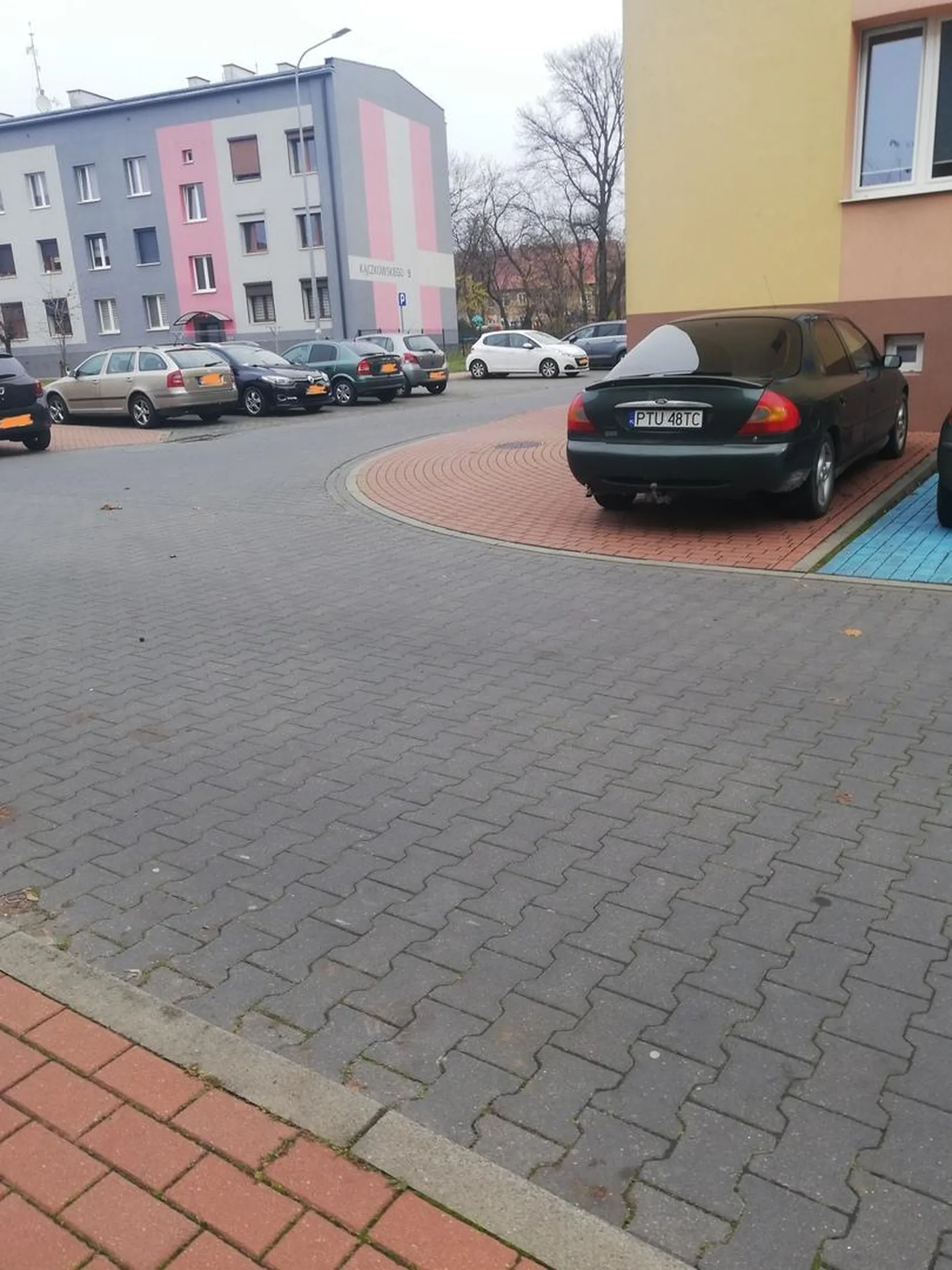 Ech kierowcy.... W strefie zamieszkania parkować wolno tylko w miejscach do tego wyznaczonych!