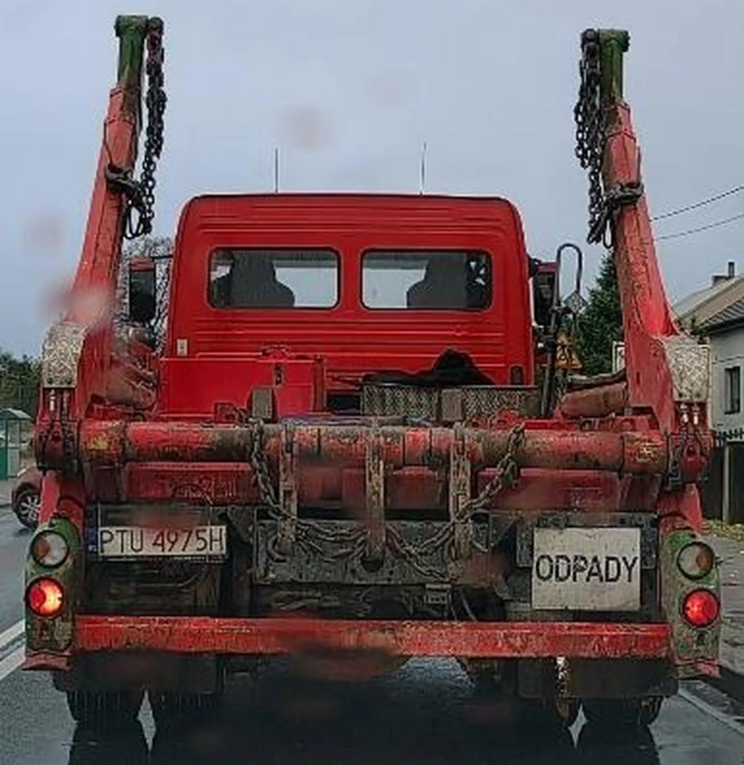 NIEBEZPIECZNY KIEROWCA - lekceważy światło czerwone