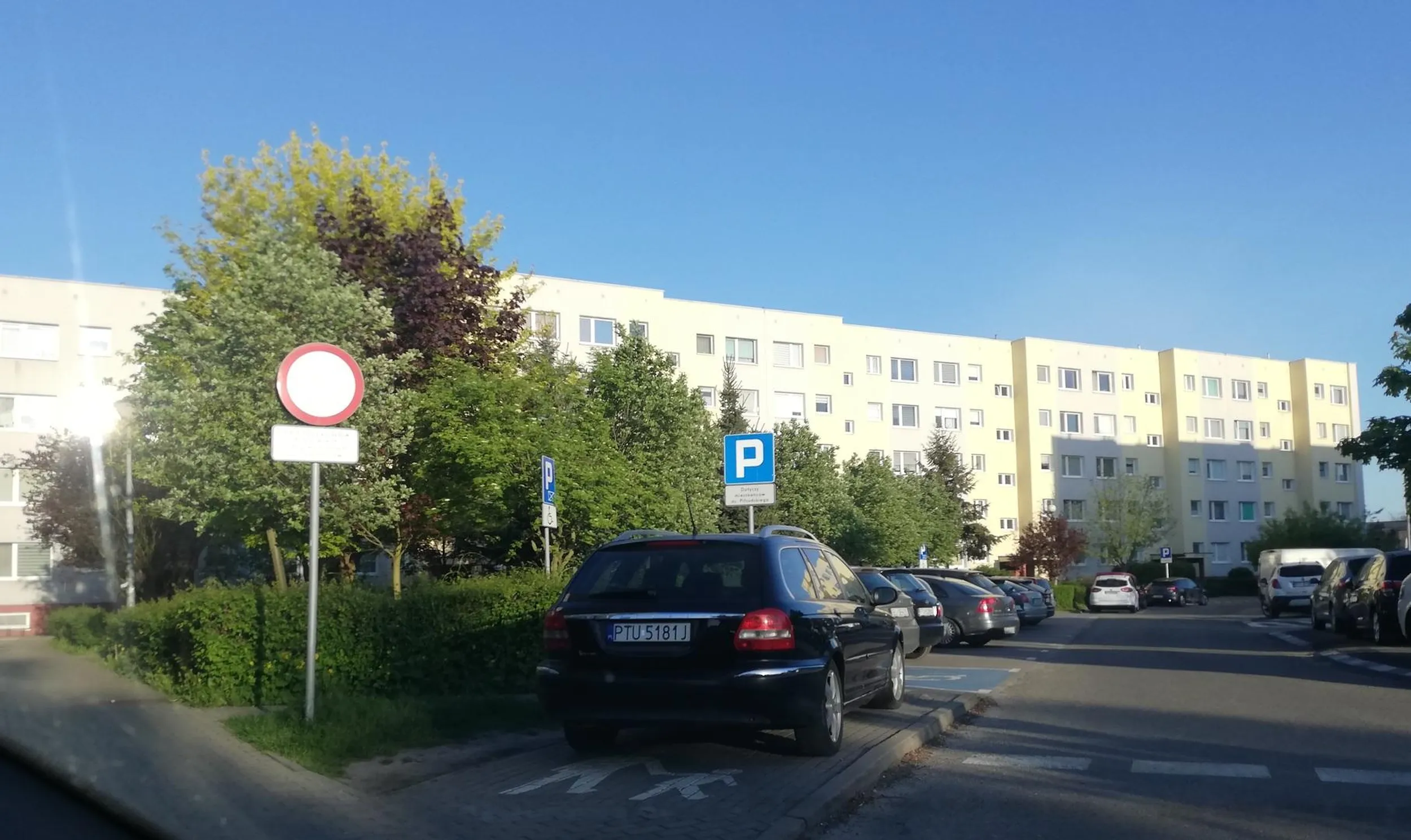 pomyślałeś człowieku (kierowco z bożej łaski) o inwalidzie o kulach lub na wózku???