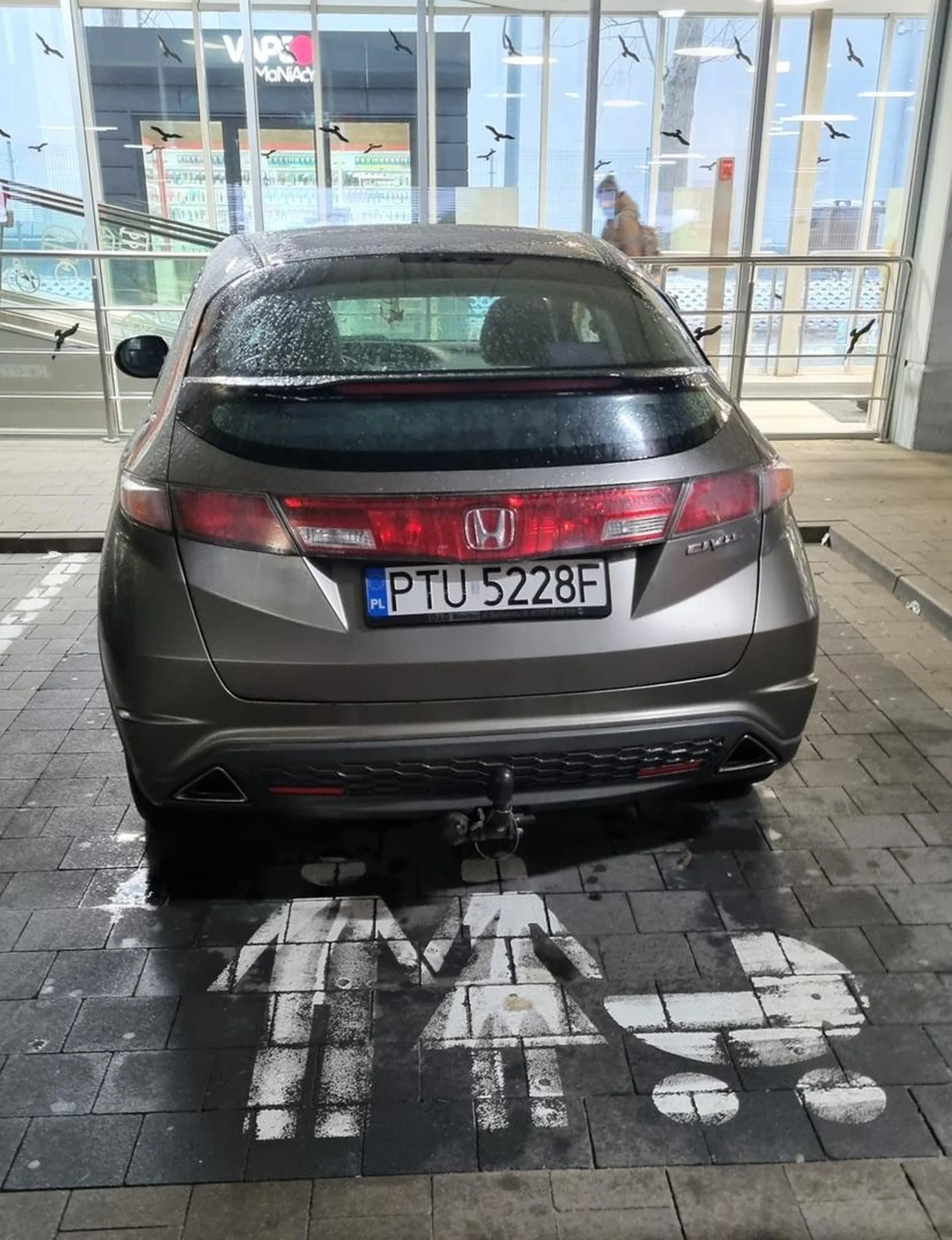 Przyjechała piz.a i stanęła na miejscu dla matek z wózkiem. Ona musi mieć jak najbliżej. Natomiast ktoś kto faktycznie będzie wyciągał wózek albo dziecko z fotelika to ch.j mu w du.e. Wieśniarze to miejsce się po prostu należy!!!