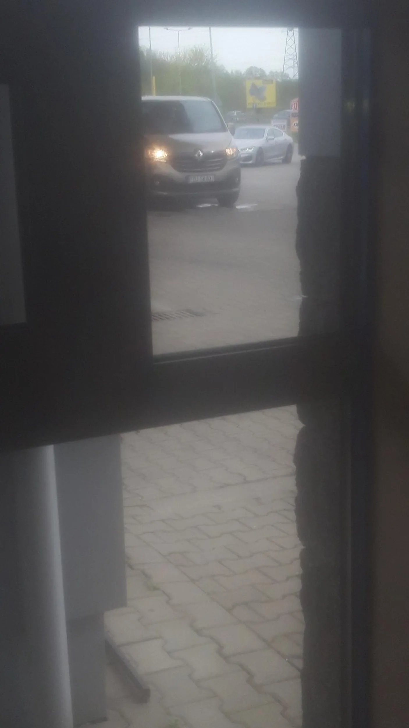 Typowa rodzinka 800+. Darmowy kibel, mycie przednich szyb, ani "dziękuję", ani "dzień dobry". Wypadałoby chociaż paczkę gum do żucia kupić.