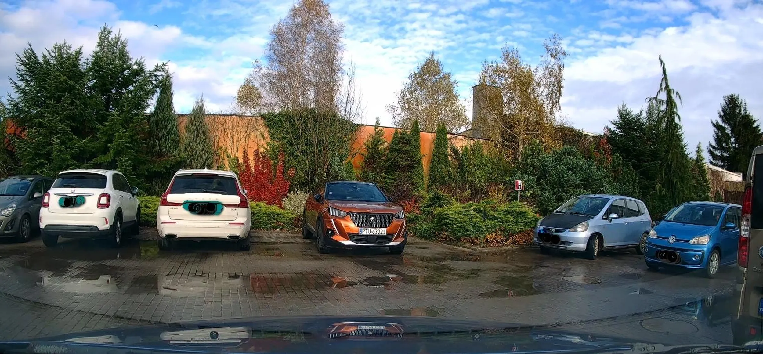 nie dość że na Multimedzie w Koninie z racji trwającej rozbudowy jest problem z miejscami parkingowymi to jak widać BURAK z Peugota zajmuje dwa miejsca. ma on (ona)  w głowie coś więcej niż kiszone siano?