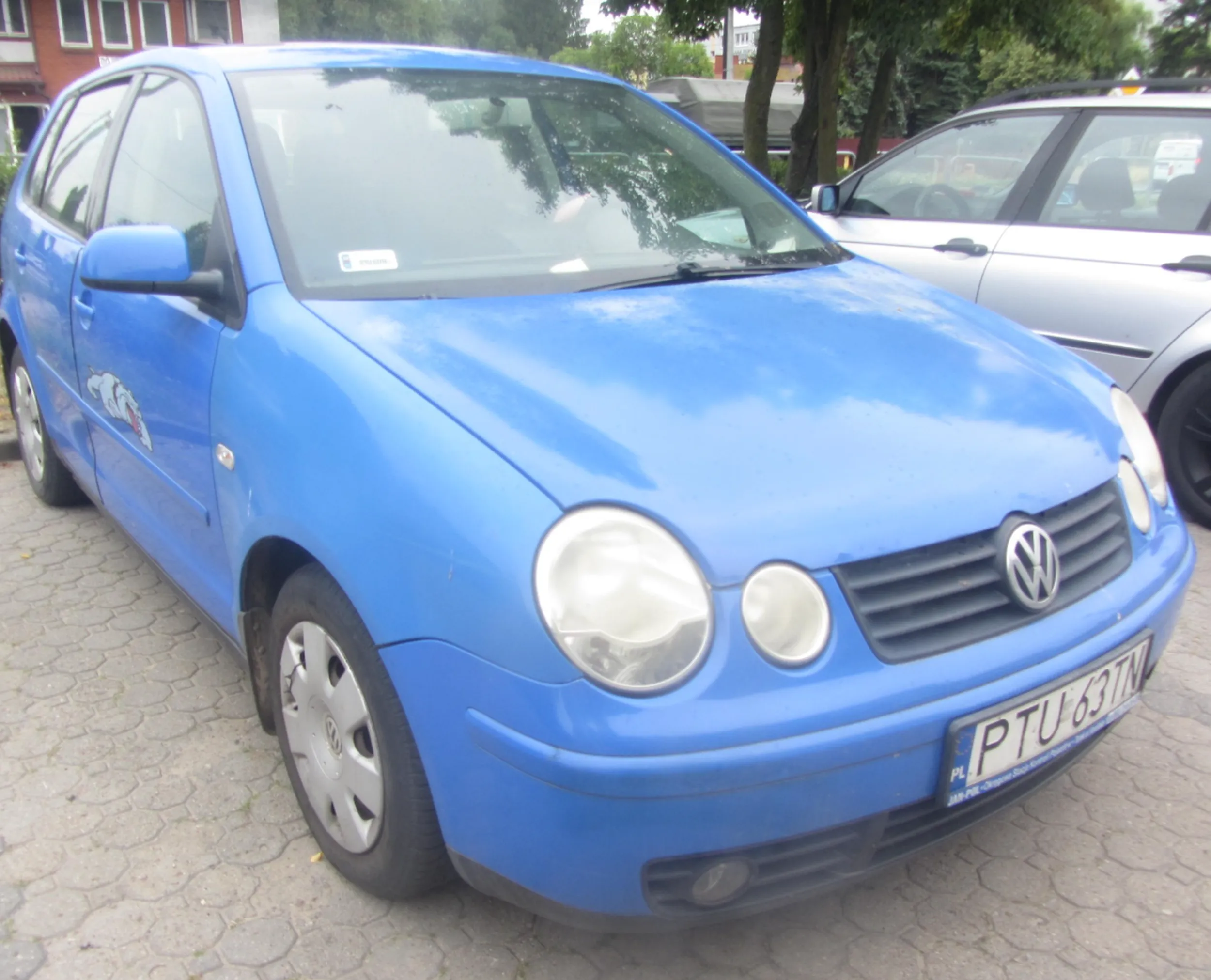 Auto jeździ po Sieradzu i bardzo prawdopodobnie nie ma przeglądu i ubezpieczenia bo właściciel jest bezrobotny