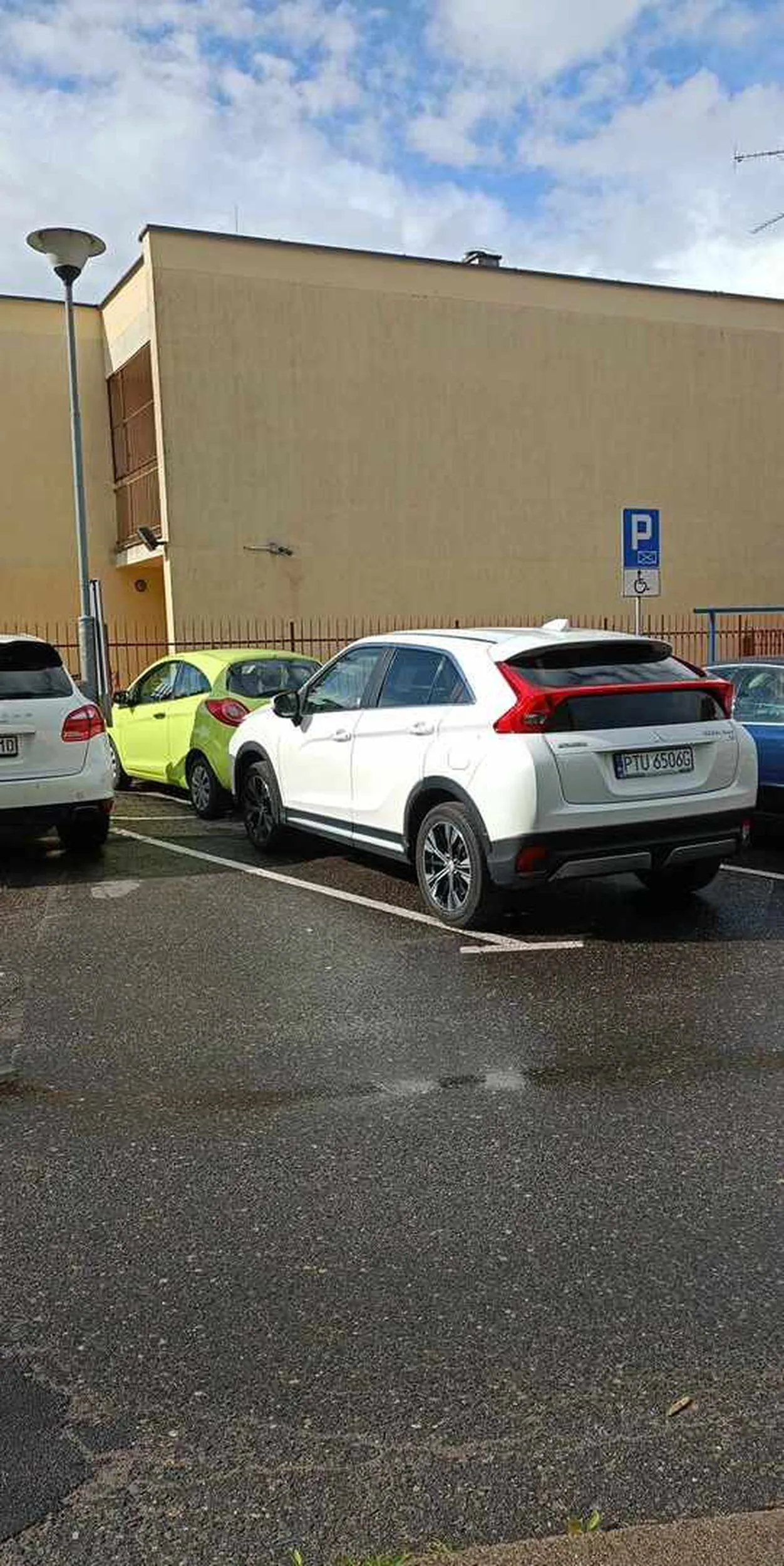 Weź cieloku się naucz parkować i nie zastawiaj innych