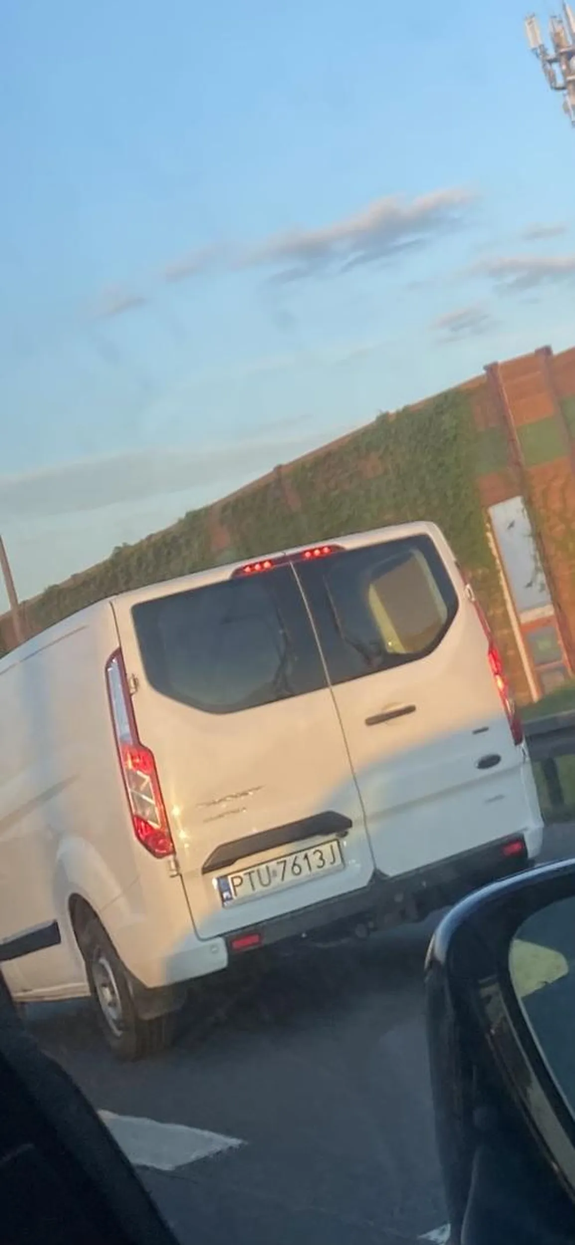 Chłop na spierdzielone światła stopu i tak jedzie