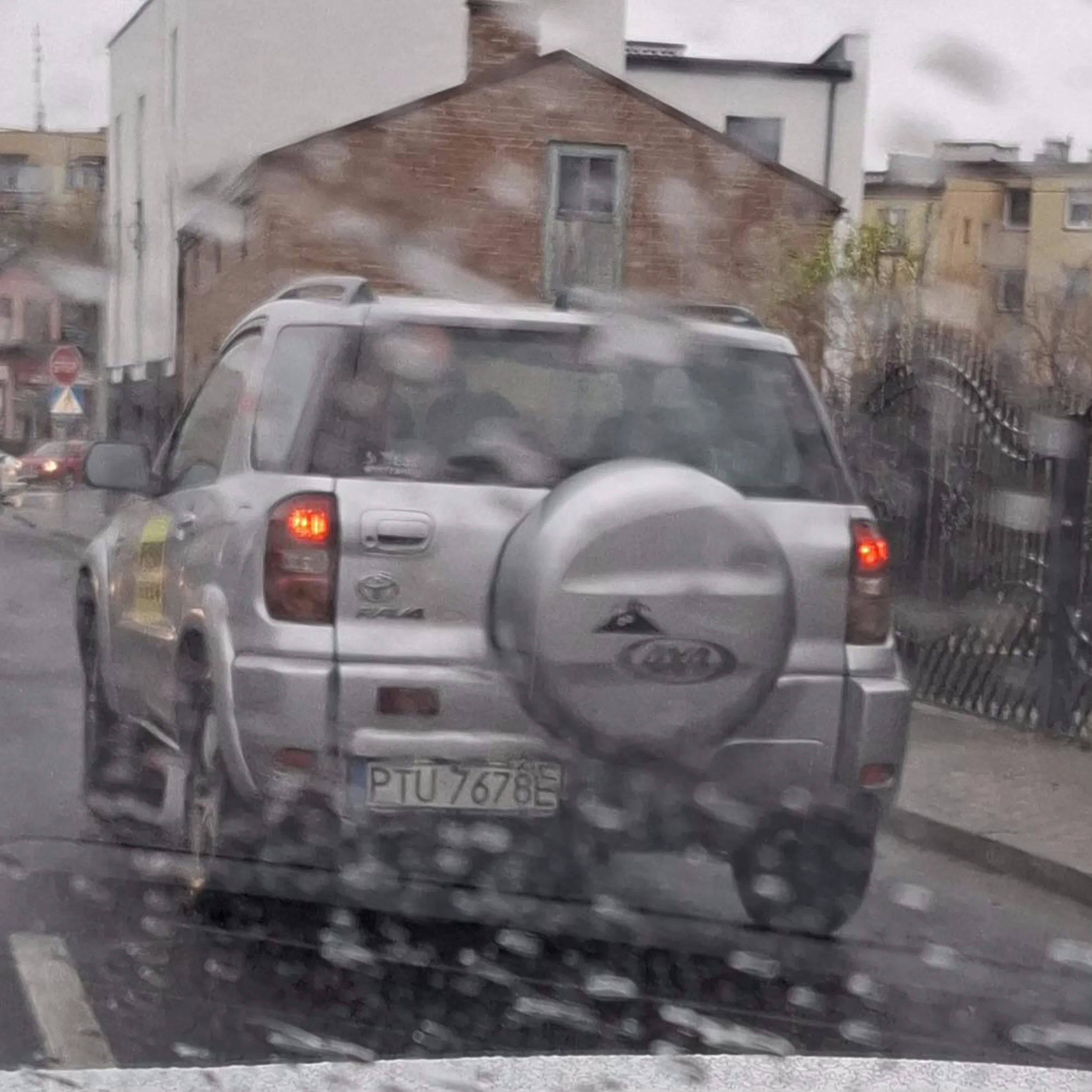 Kretyn który nie potrafi jeździć,  wymusza pierwszeństwo i wyzywa innych kierowców. Naucz sie jeździć cwaniaczku