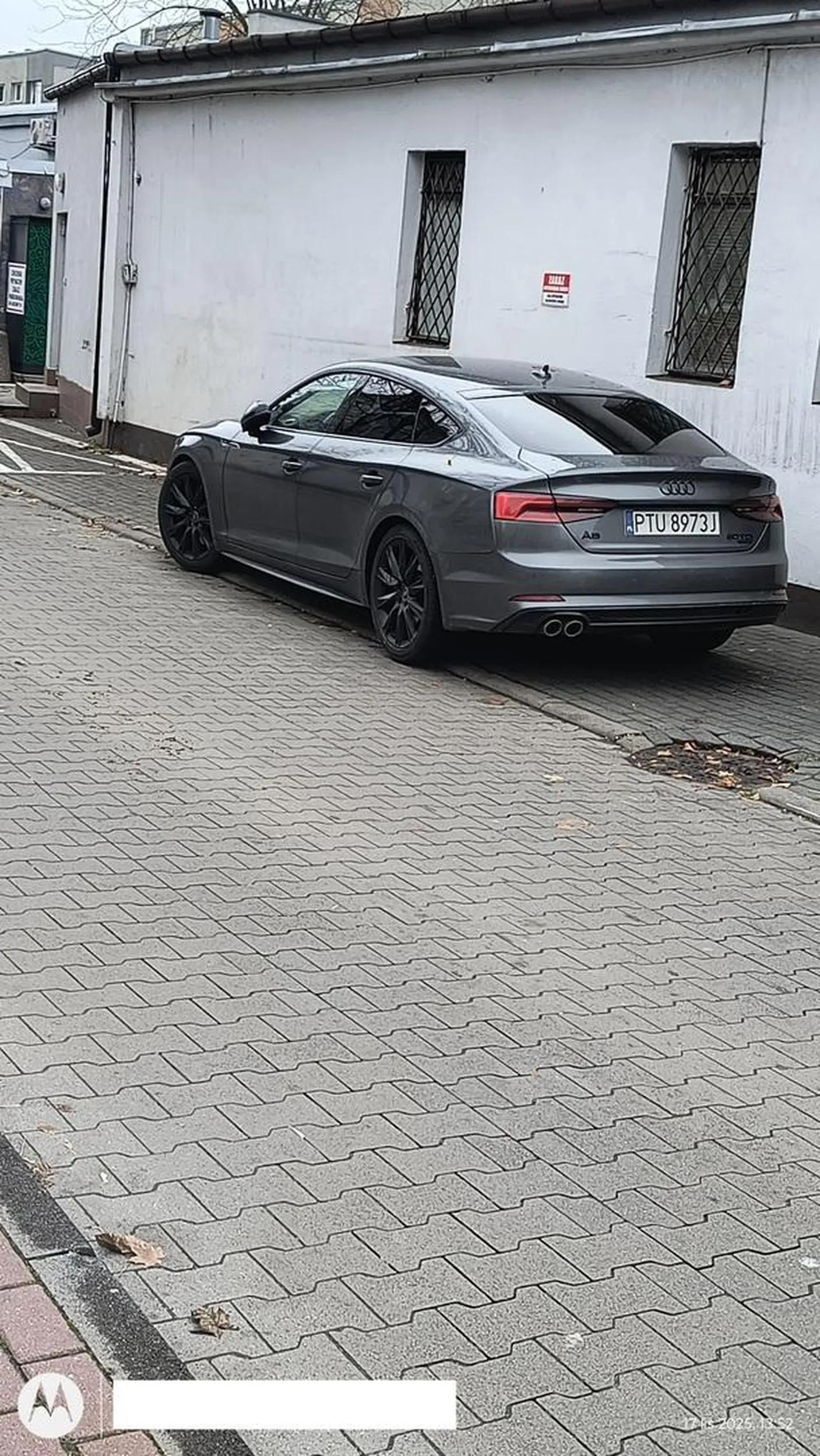 Szanowna pani tam jest zakaz parkowania od godziny 9.00 do godziny 15.00. Oprócz tego blokuje pani cały chodnik--chodnik jest dla pieszych , a nie dla pani samochodu. Podawanie się za policjantkę jest poniżej krytyki !!! Jeśli jest pani funkcjonariuszem policji to za takie zachowanie i parkowanie , przełożeni powinni zabrać legitymacje służbową i wyrzucić z policji.