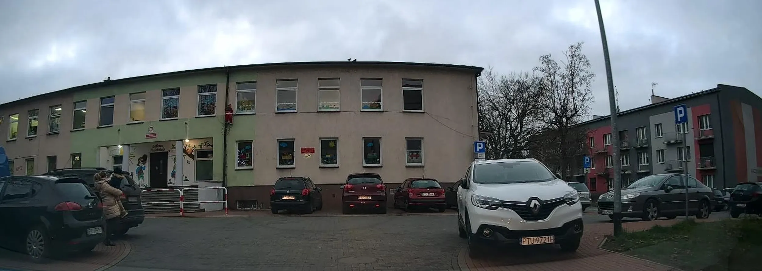 w strefie zamieszkania matołek parkuje w miejscu niedozwolonym. ogarnij się matołku!