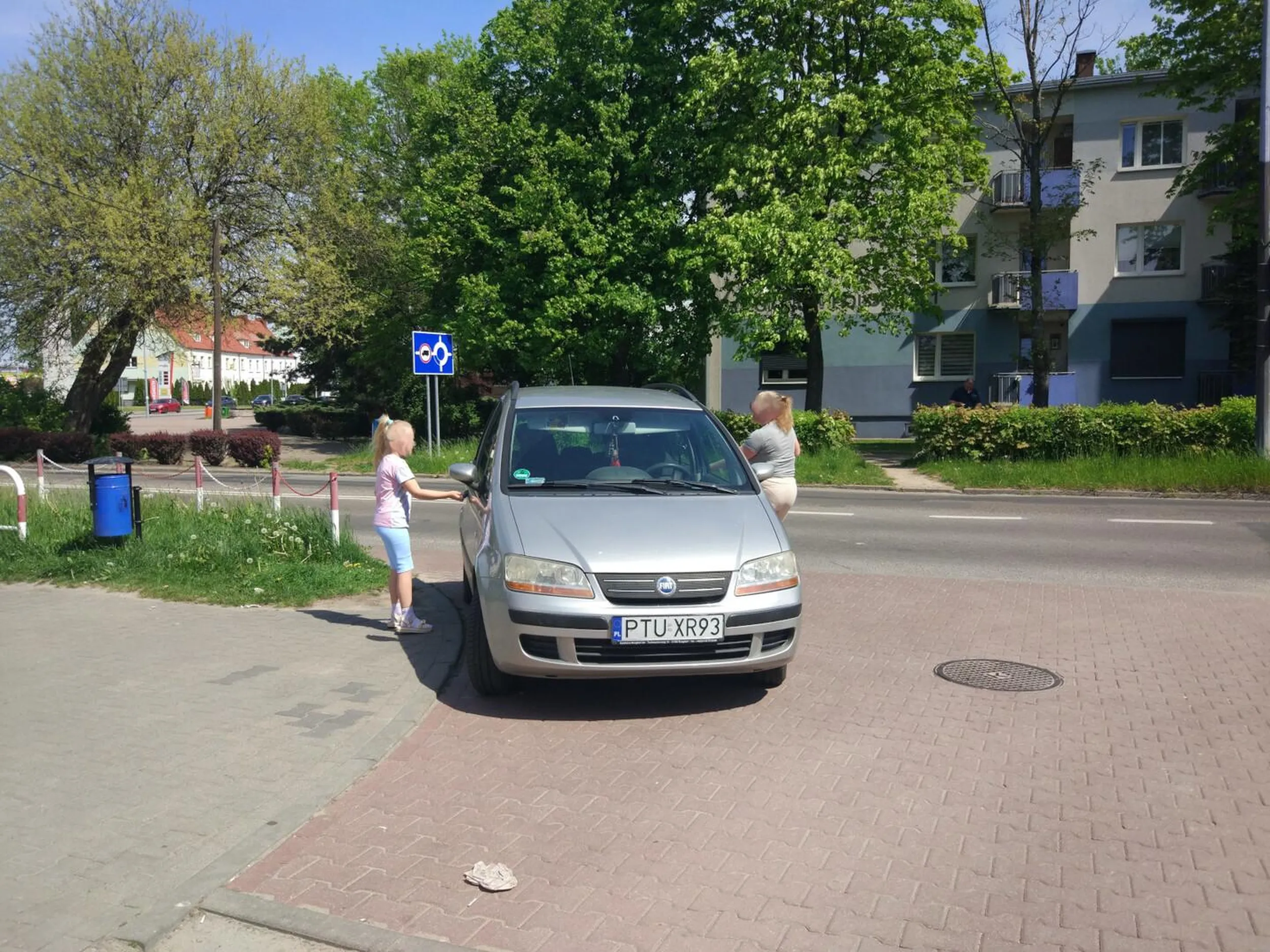 Parkuje na wjeździe/wyjeździe blokując ruch