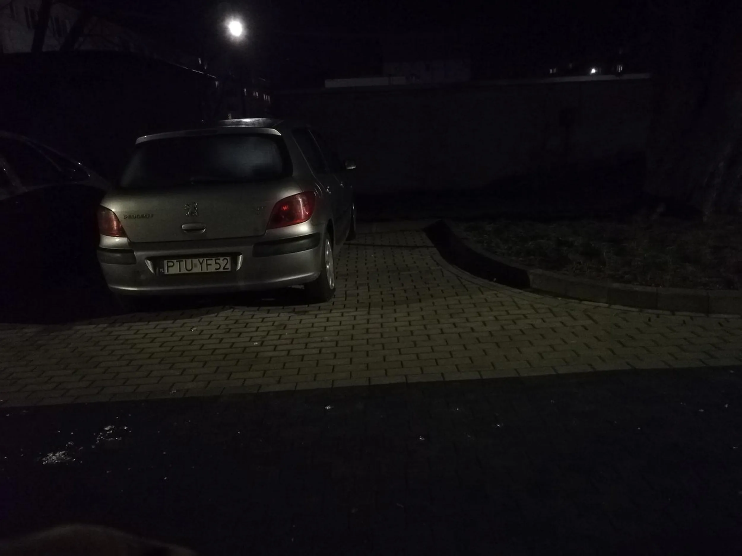 mamoła nie potrafi poprawnie zaparkować - dziwić się że brakuje miejsc parkingowych skoro taki ćwok zaparkuje na dwóch