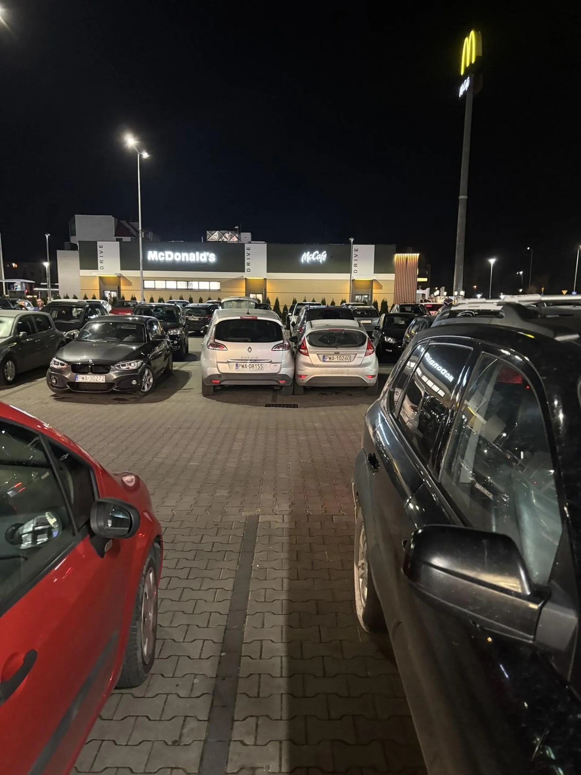 Kierowca chyba jest gejem że szuka czułości z Fordem. Czuły przytulas w wykonaniu kierowcy scenika