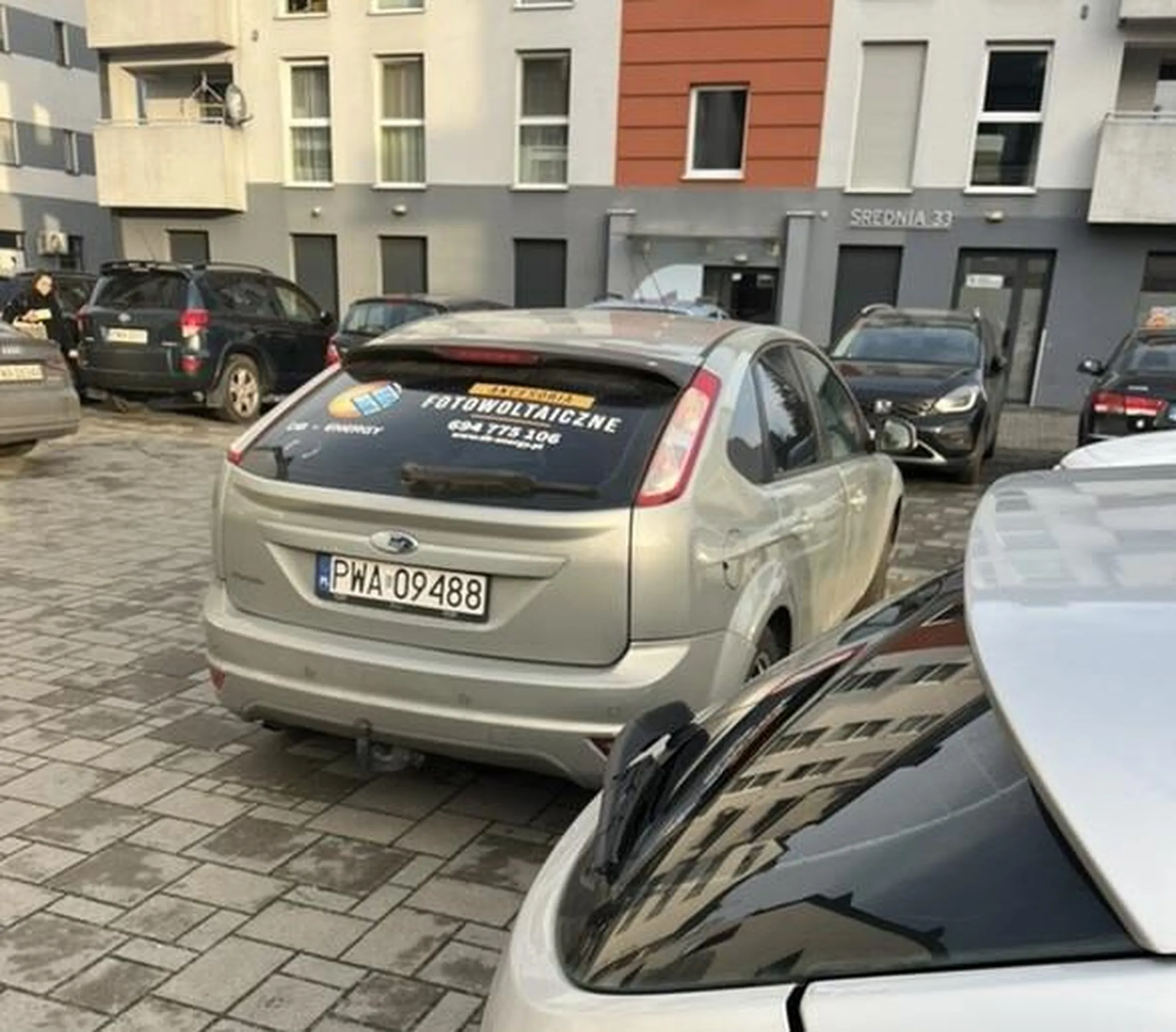 zaparkował na środku parkingu i stoi tak od dwóch dni, utrudnia wjazd i wyjazd innym pojazdom