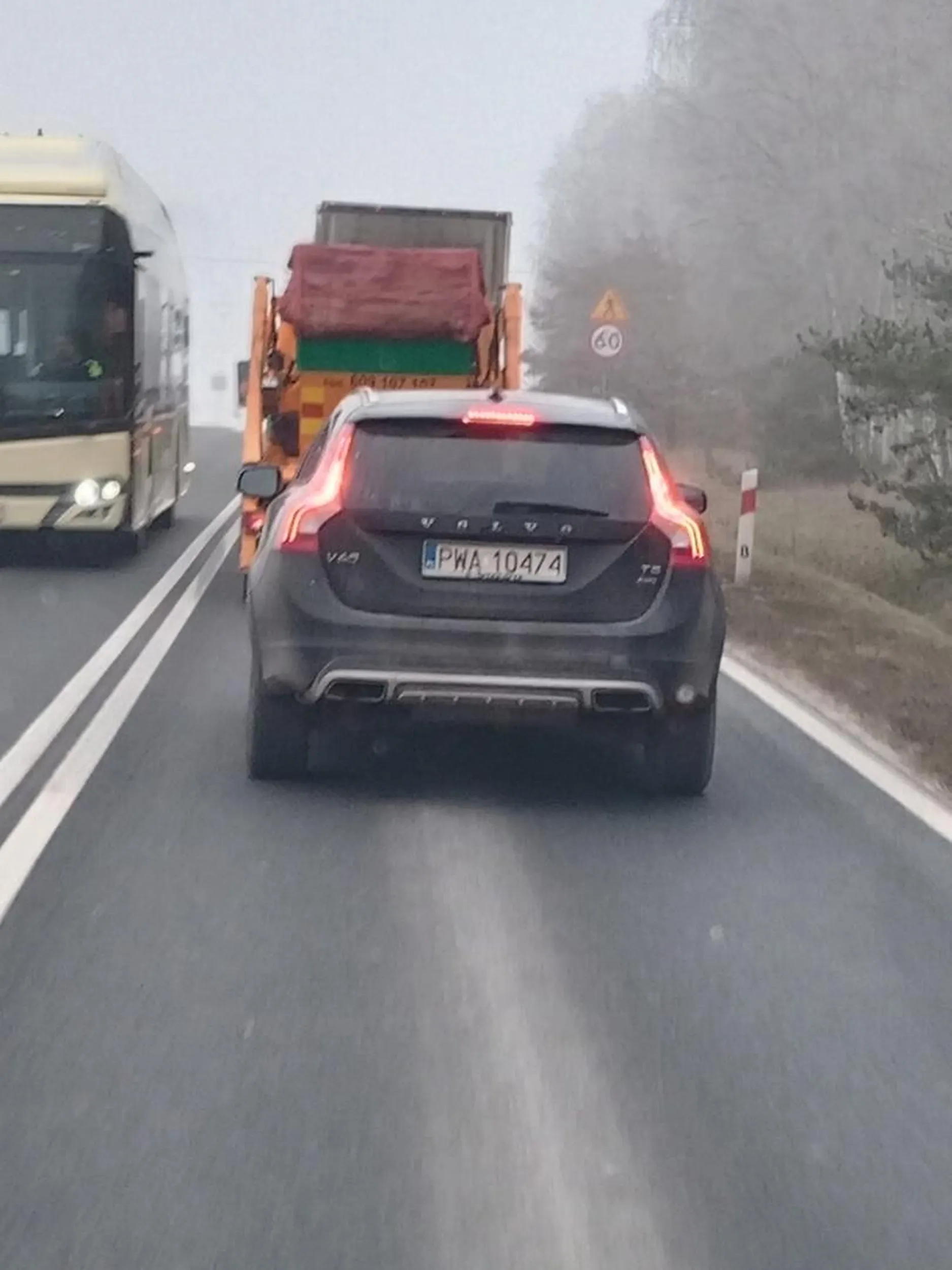 Uwaga na blond idiotkę wszystkie podwójne co możliwe wyprzedzanie na pasach dla pieszych