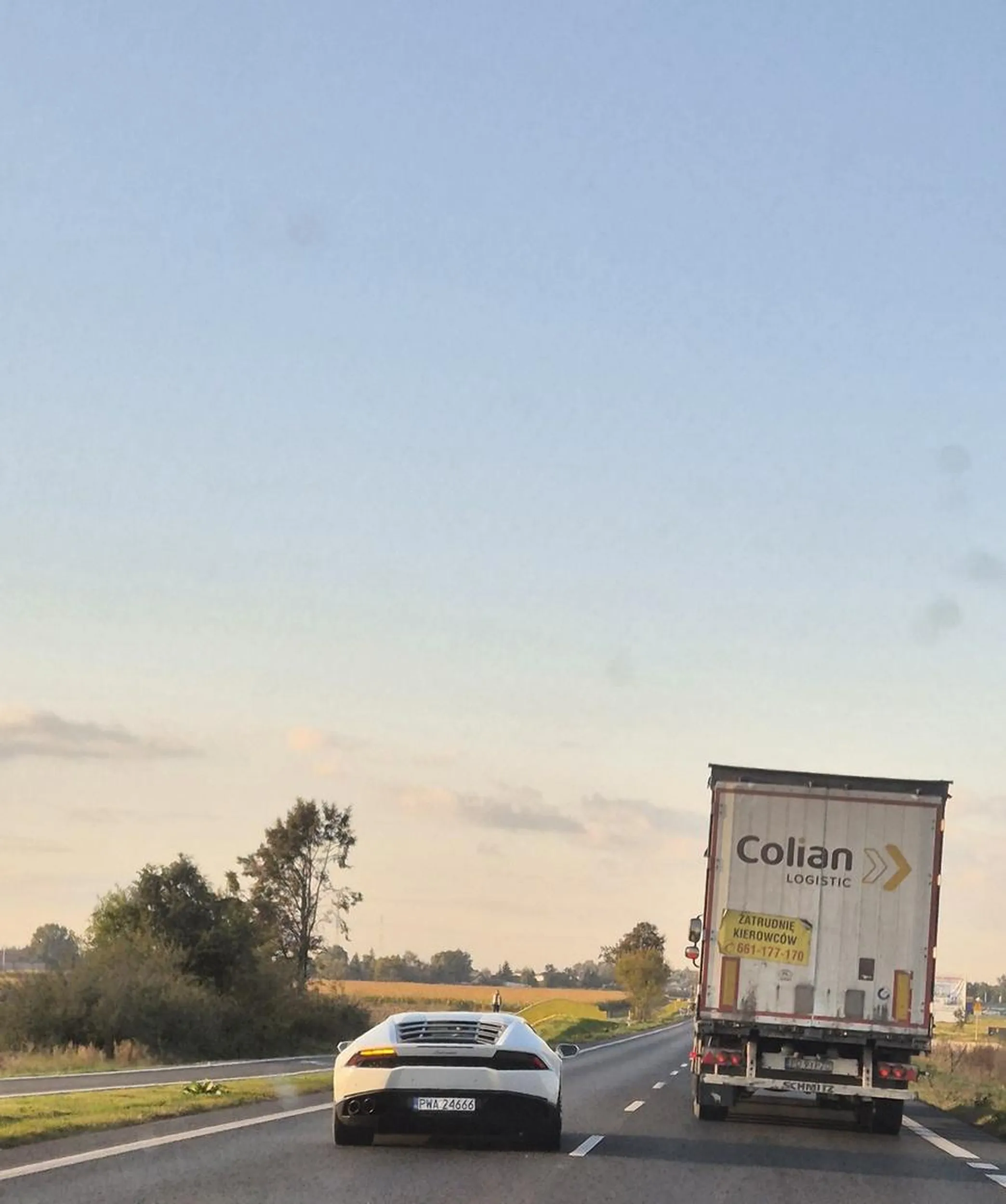 Bananowe dziecko wągrowieckie, wyprzedzające na szóstego na krajówce pełnej wysepek, wychylający się zza tira jakby rozgrzewał opony w bolidzie, wciskający się przed maskę, bo mu wszystko wolno. Prawko z bazaru.