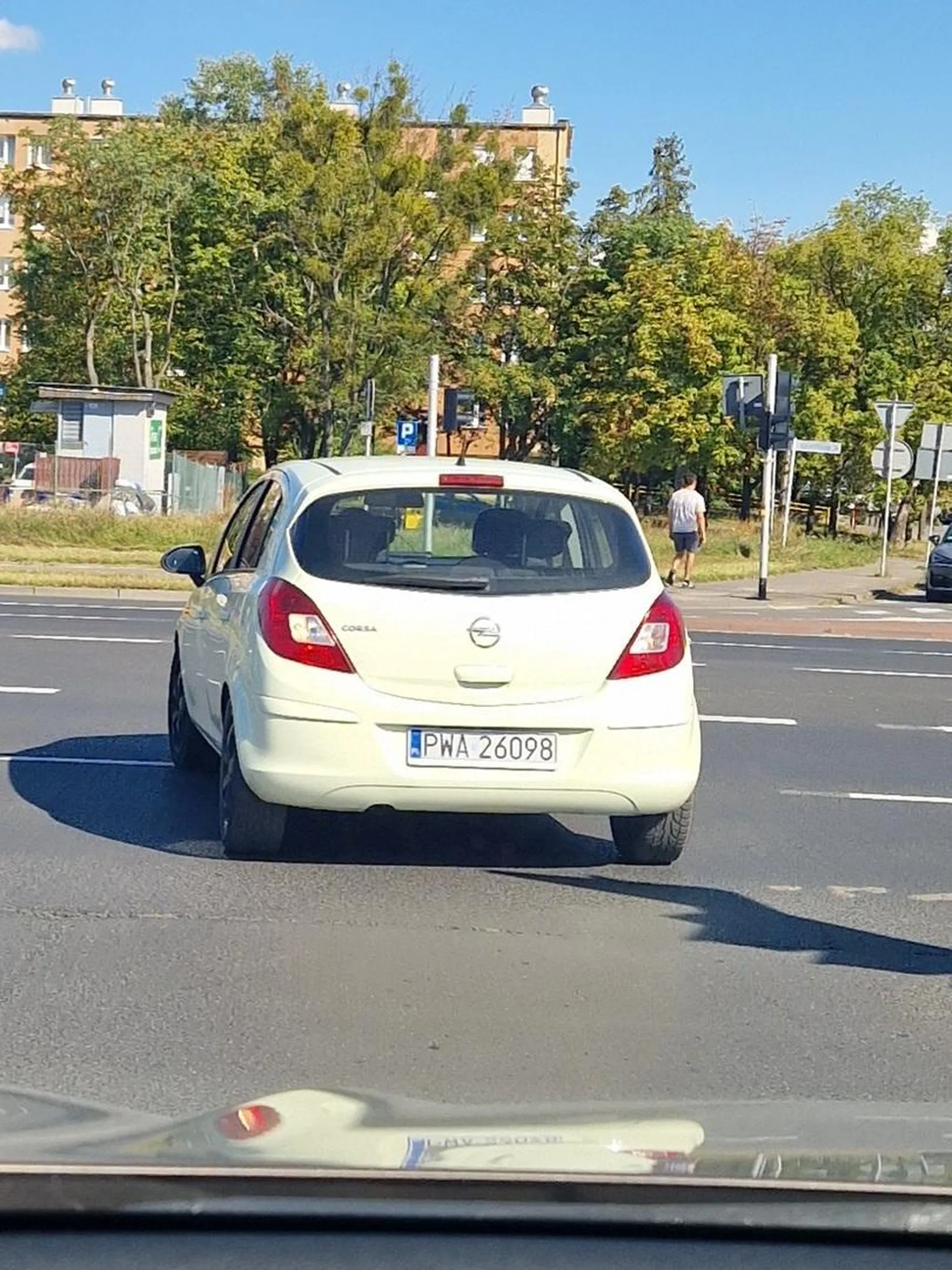 Jeździ nie patrząc na drogę. Zmienia pas bez sprawdzenia czy kogoś przypadkiem nie uderzy.