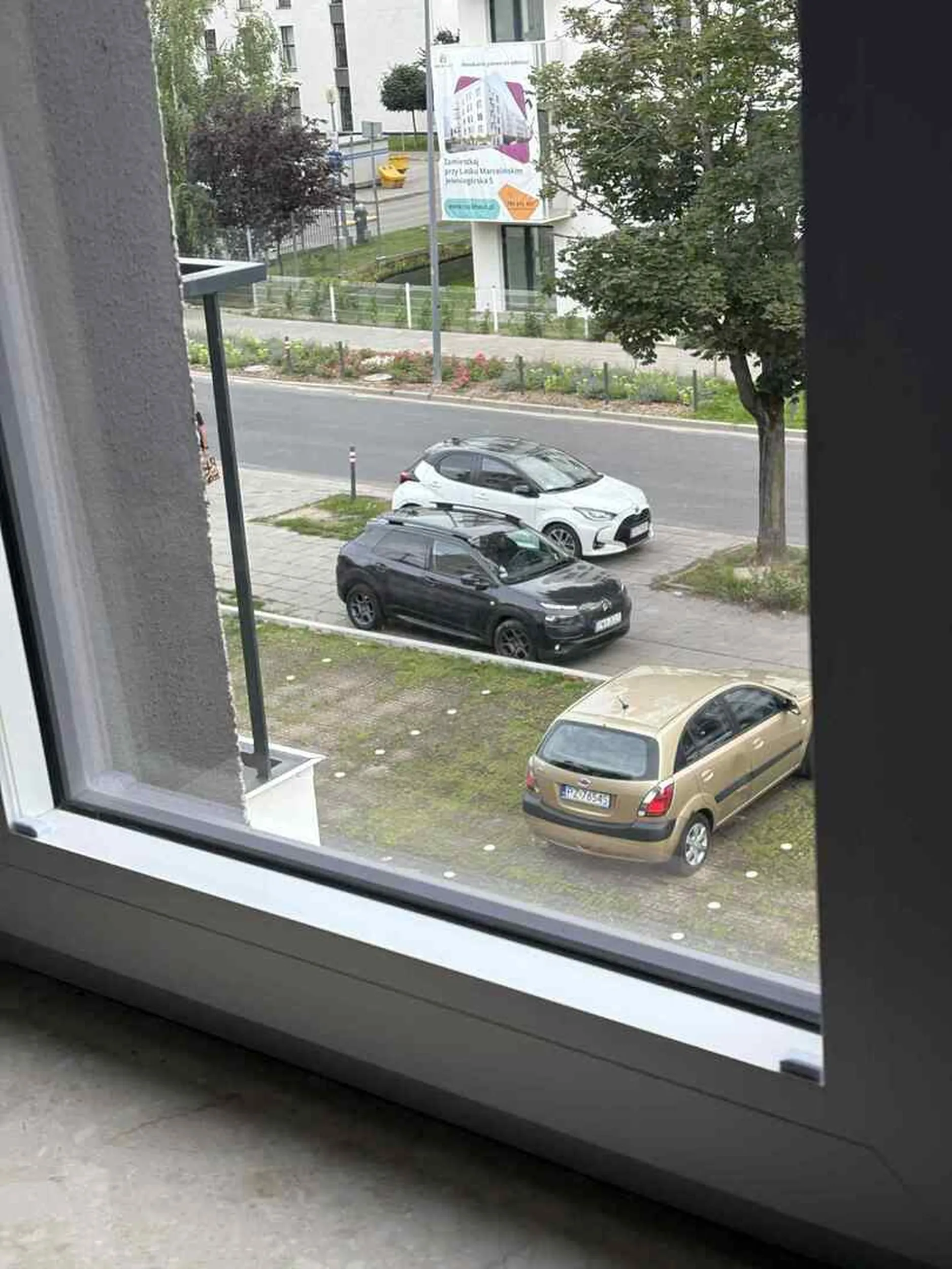 Parkują na chodniku uniemozliwiajac przejscie !