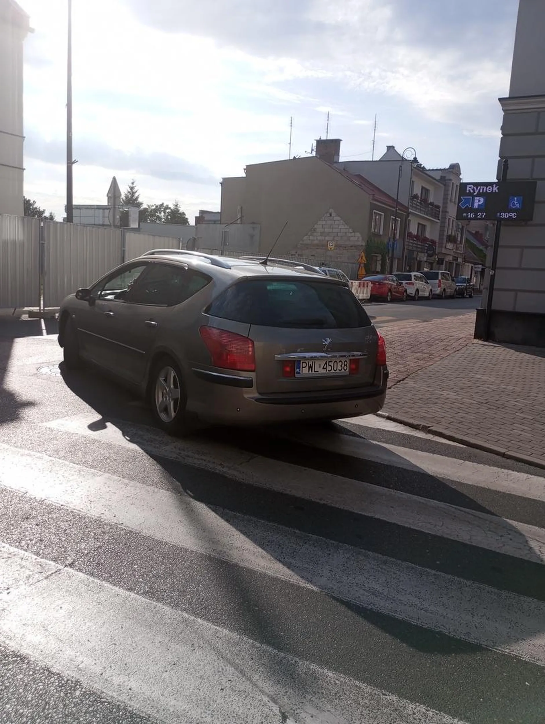 Gościu stoi na przejściu dla pieszych oraz gdy piesi znajdowali się na pasach on gwałtownie ruszył w stronę ludzi