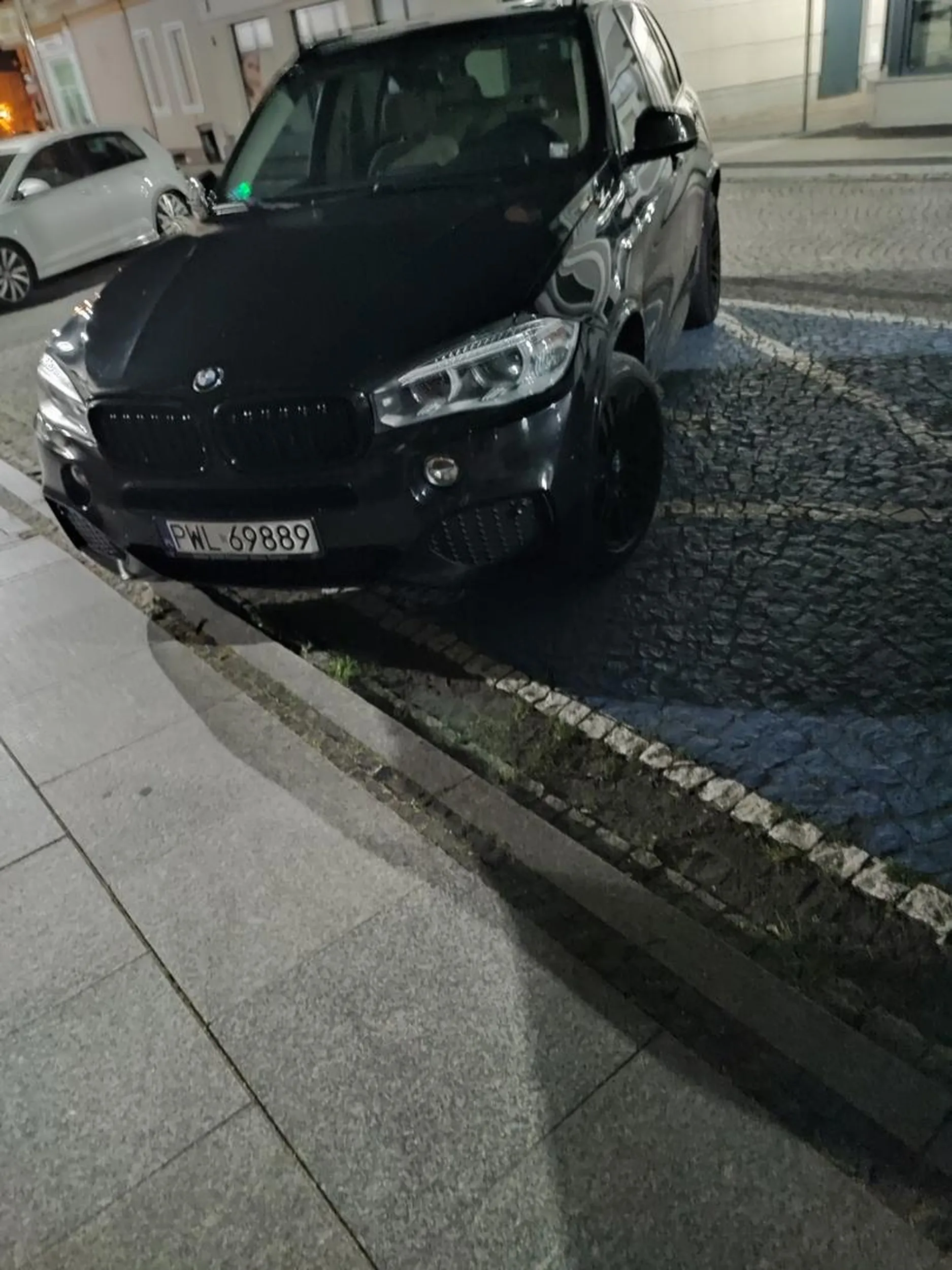 Mistrz parkowania na miejscu dla inwalidów, biało niebieski znaczek chyba mu się pomylił