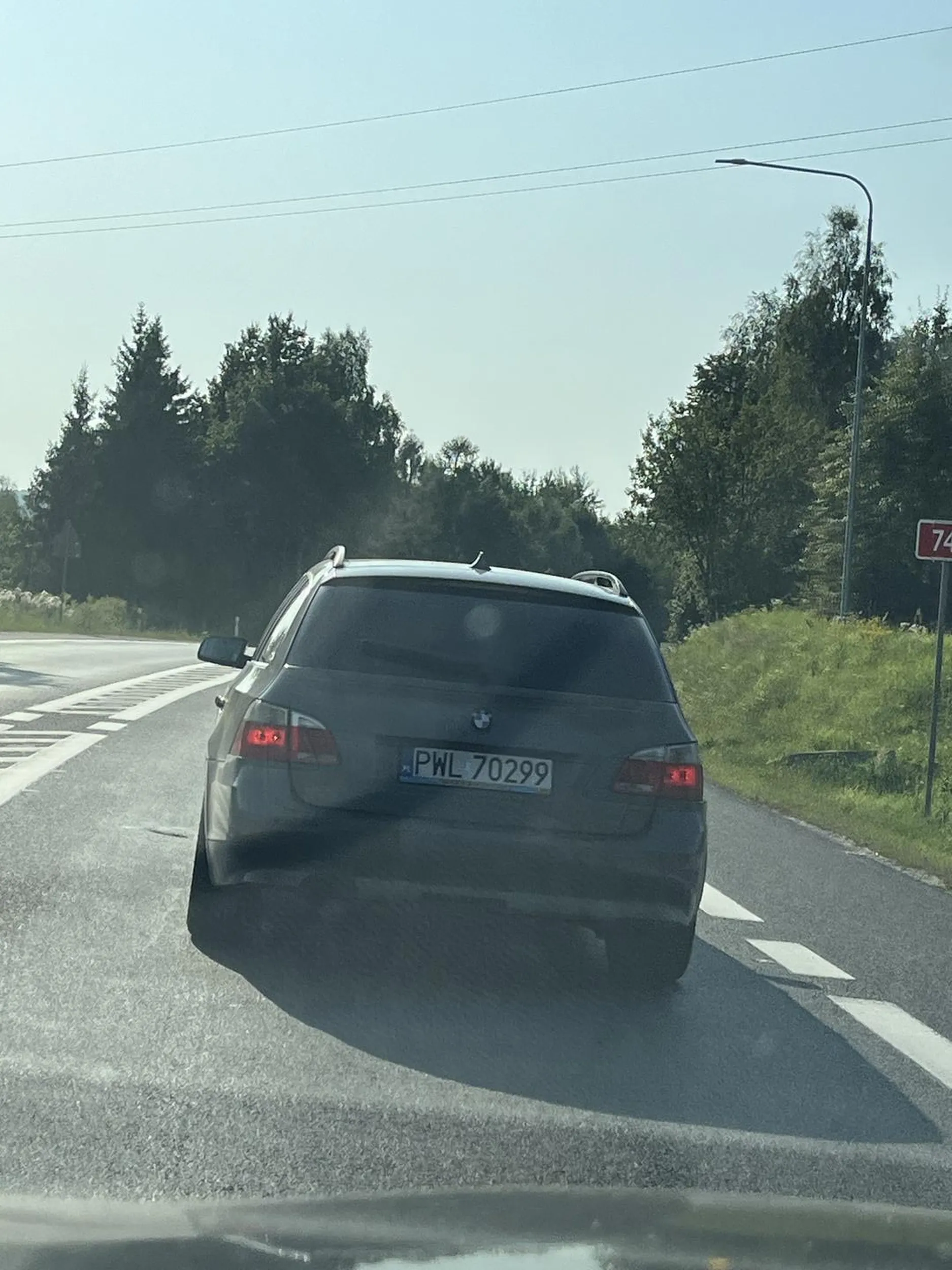 Wielki Pan z BMW, zajeżdża drogę, hamuje, a jeśli tylko wystąpi możliwość wyprzedzenia go na drodze, przyspiesza ile tylko może :)