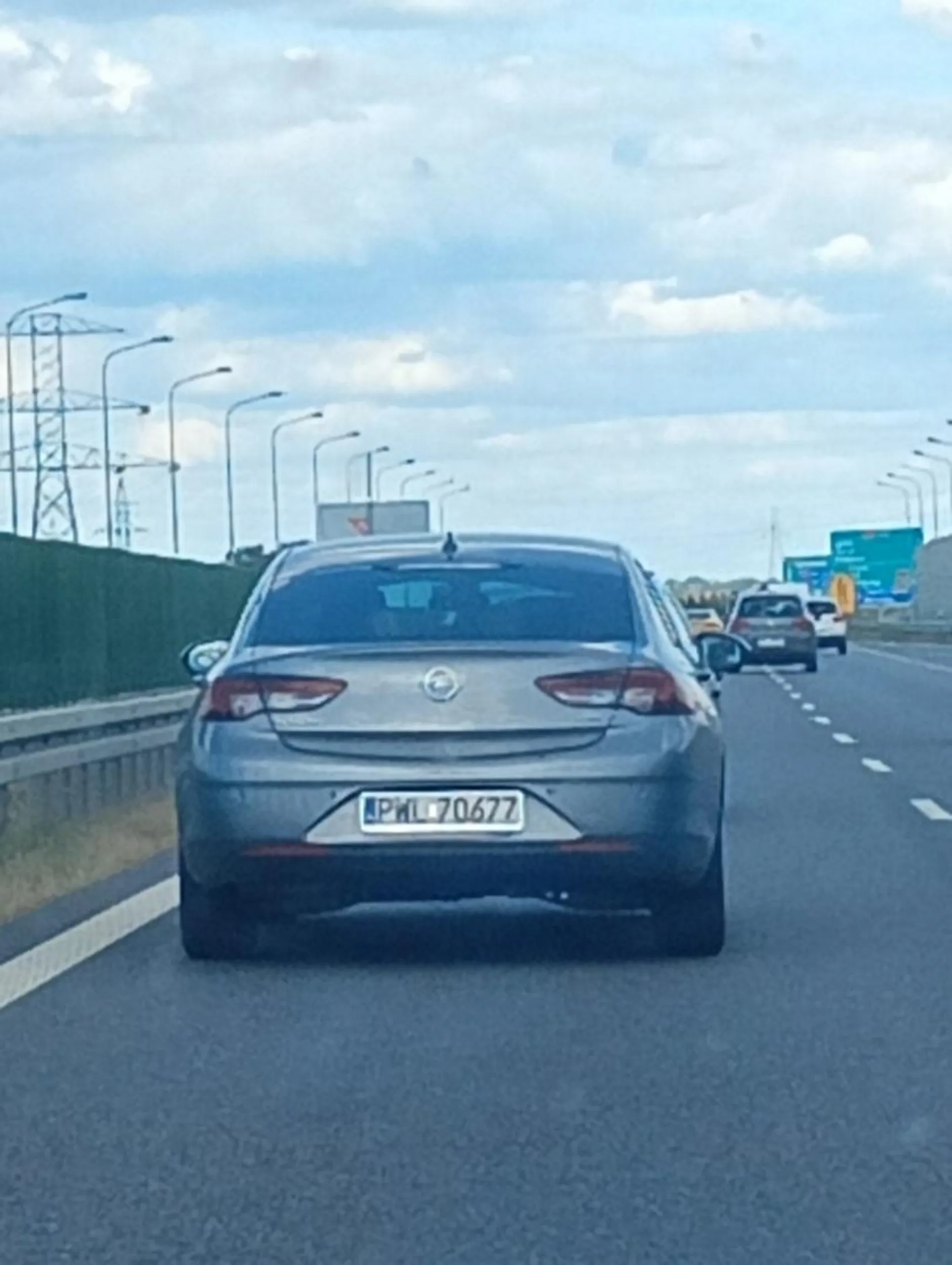 Totalny psychol, prawie spowodował wypadek na autostradzie zajeżdżając drogę.