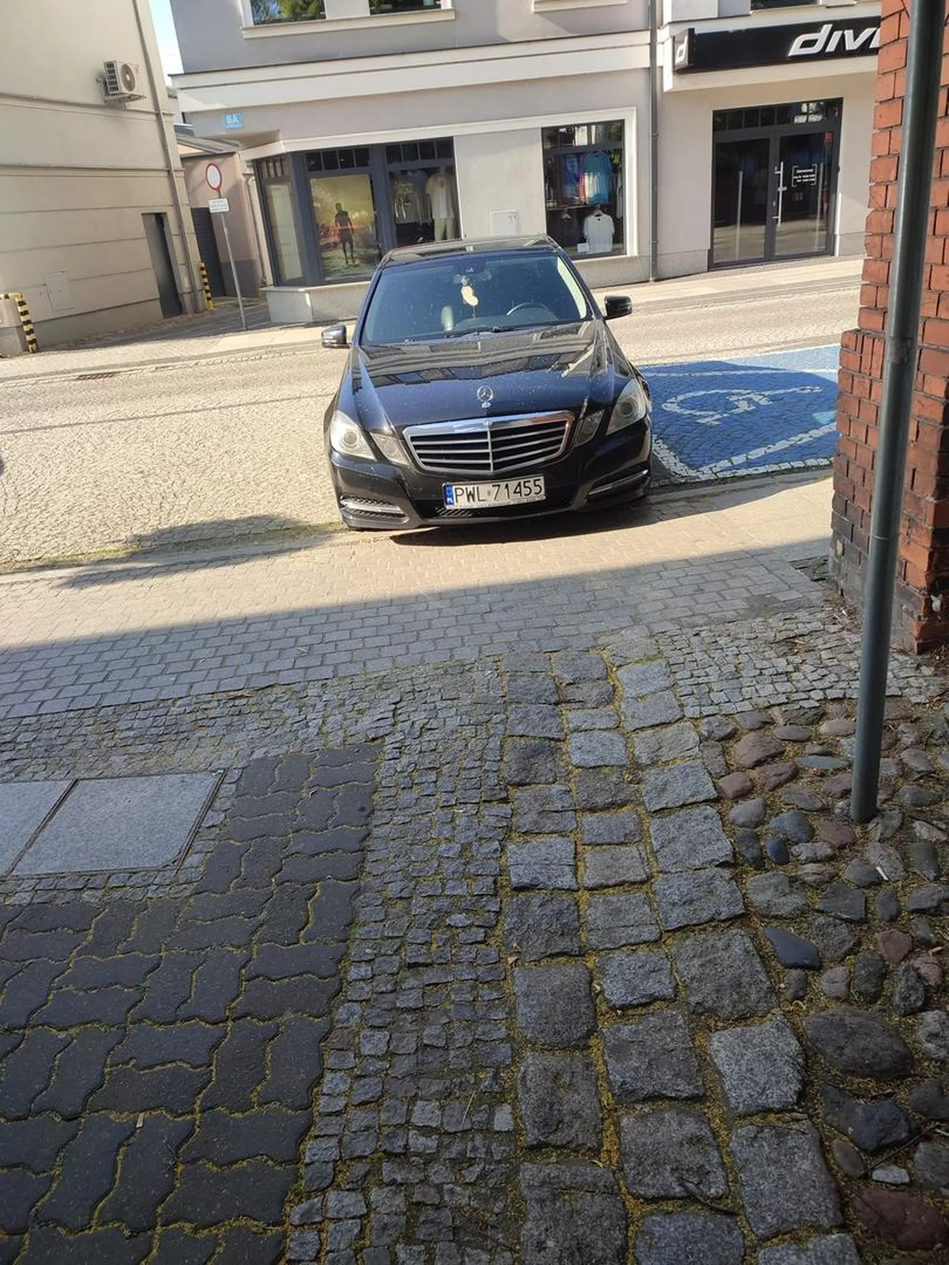 Mistrz parkowania na wyjeździe z ulicy przeznaczonej dla mieszkańców