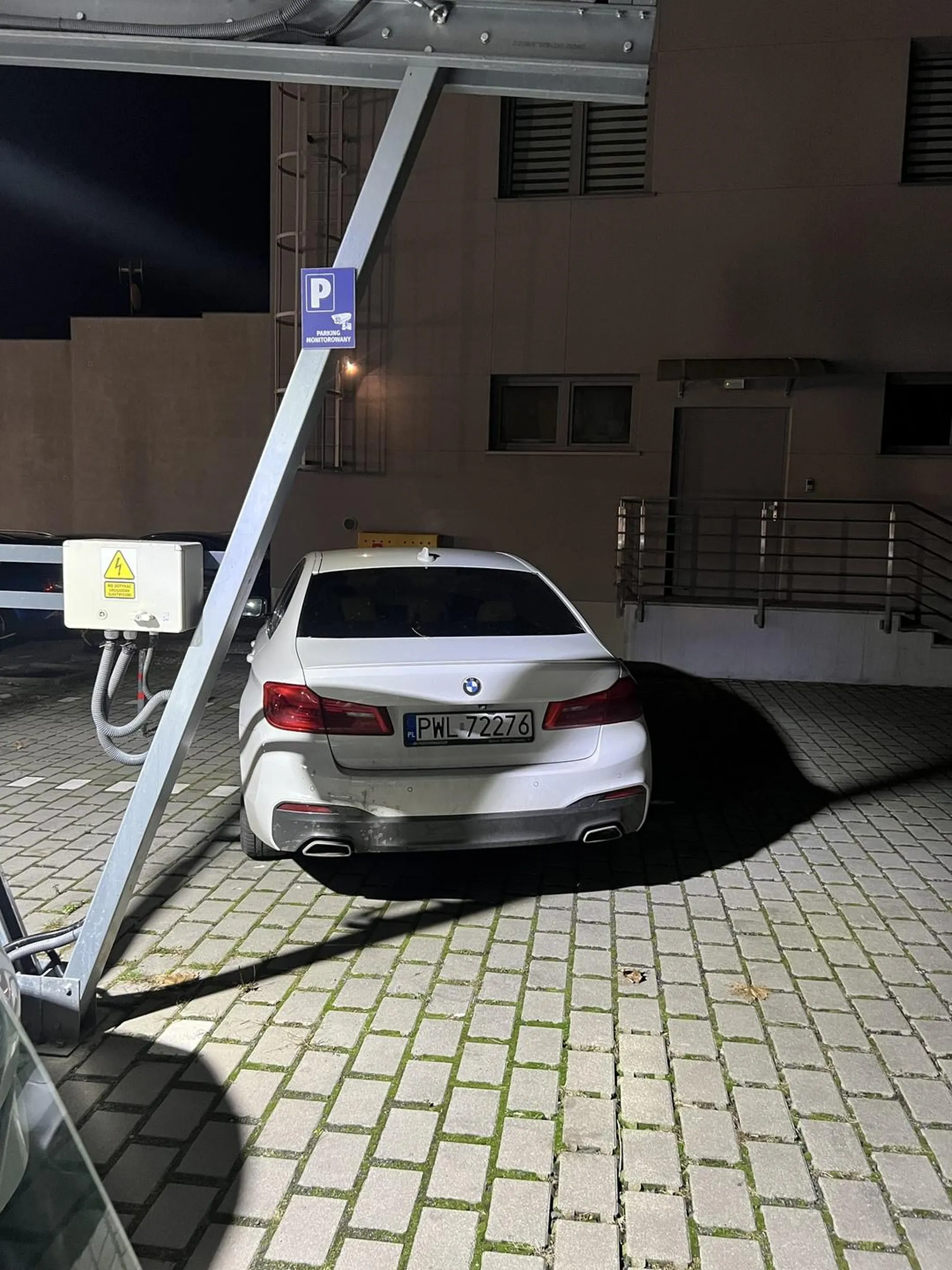 Mistrz parkowania, widac ze bmw.