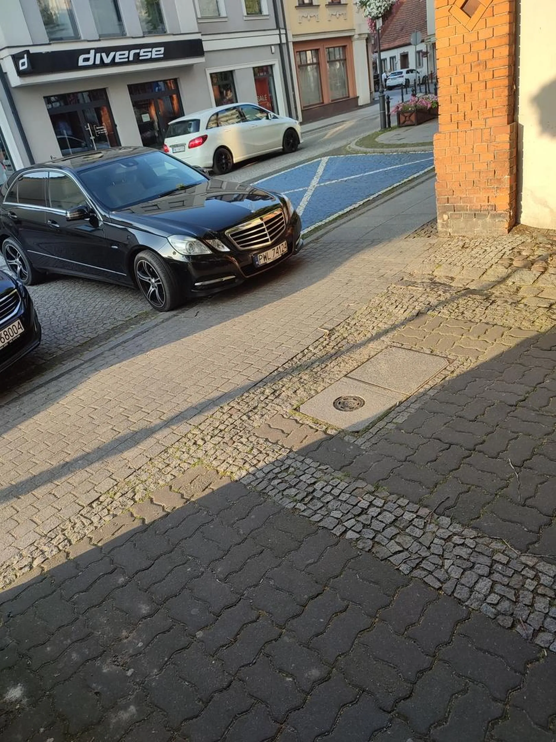 Parkowanie w sposób utrudniający wykaz z ulicy dojazdowej dla mieszkańców