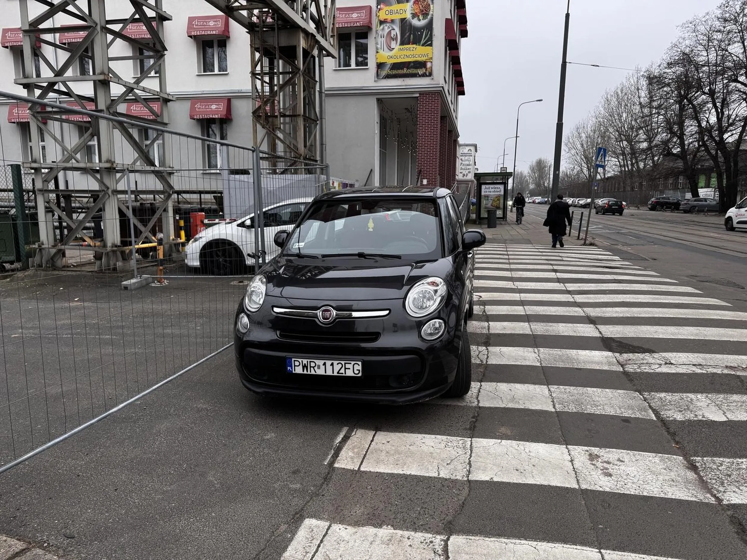 Cóż tu dużo mówić.. parkowania na pasach i w dodatku we wjeździe na teren budowy. Masakra. Poznań Wilda.