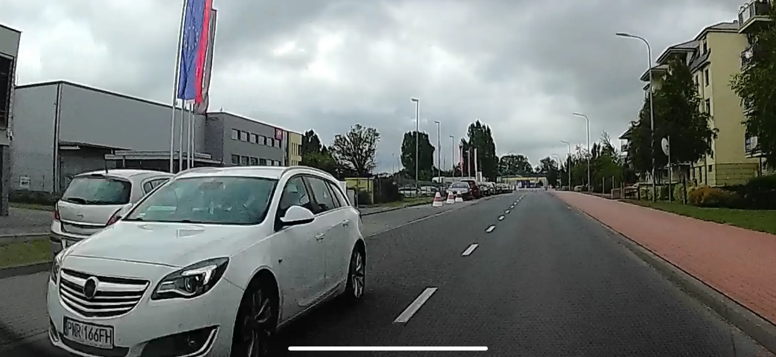 Panienko z tą rączką i wymachiwaniem uważaj :) a o fakasie nie wspomnę…