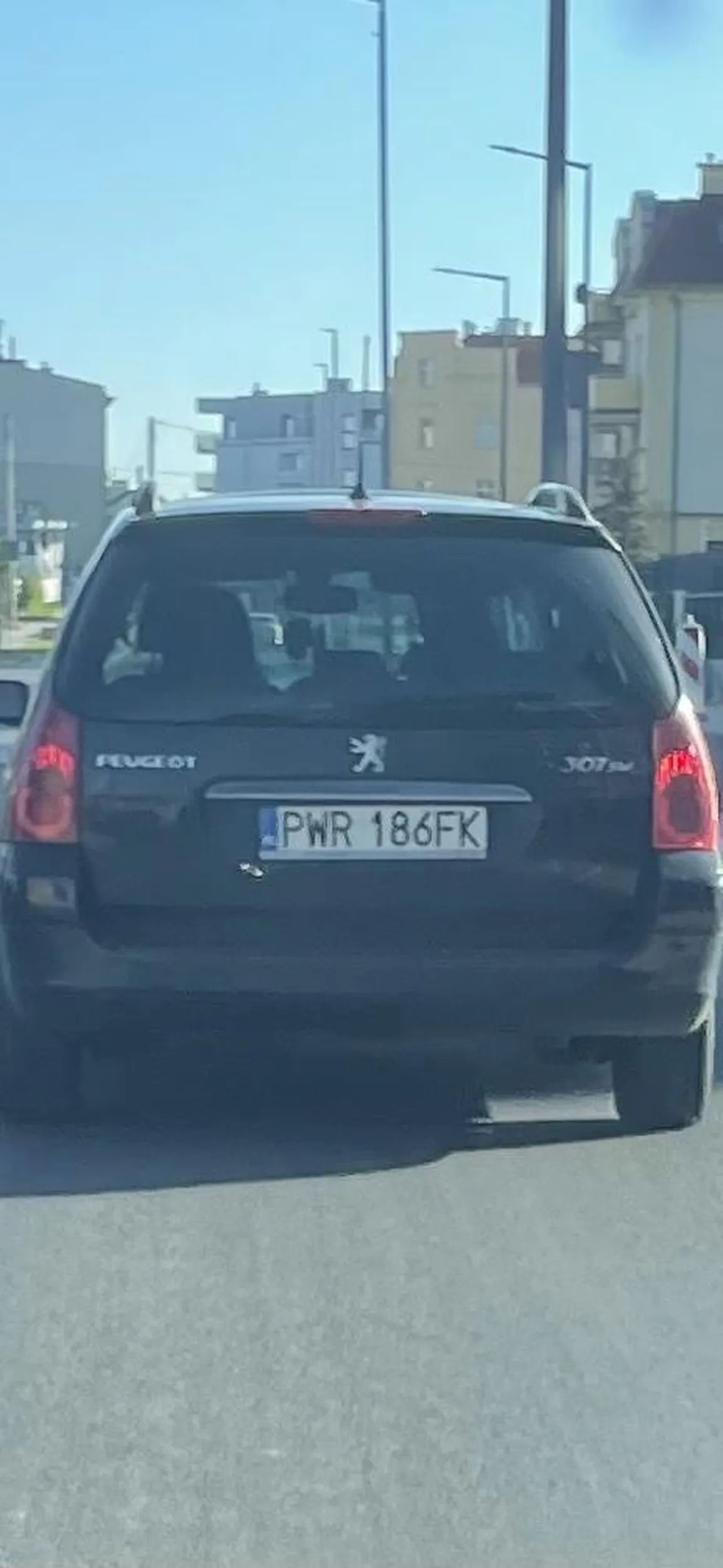 Dziewczyno, zapamiętaj! Wszystkie skrzyżowania w strefie zamieszkania są równorzędne (chyba że znaki drogowe stanowią inaczej), wówczas obowiązuje zasada prawej ręki, czyli pojazd nadjeżdżający z prawej strony ma pierwszeństwo.