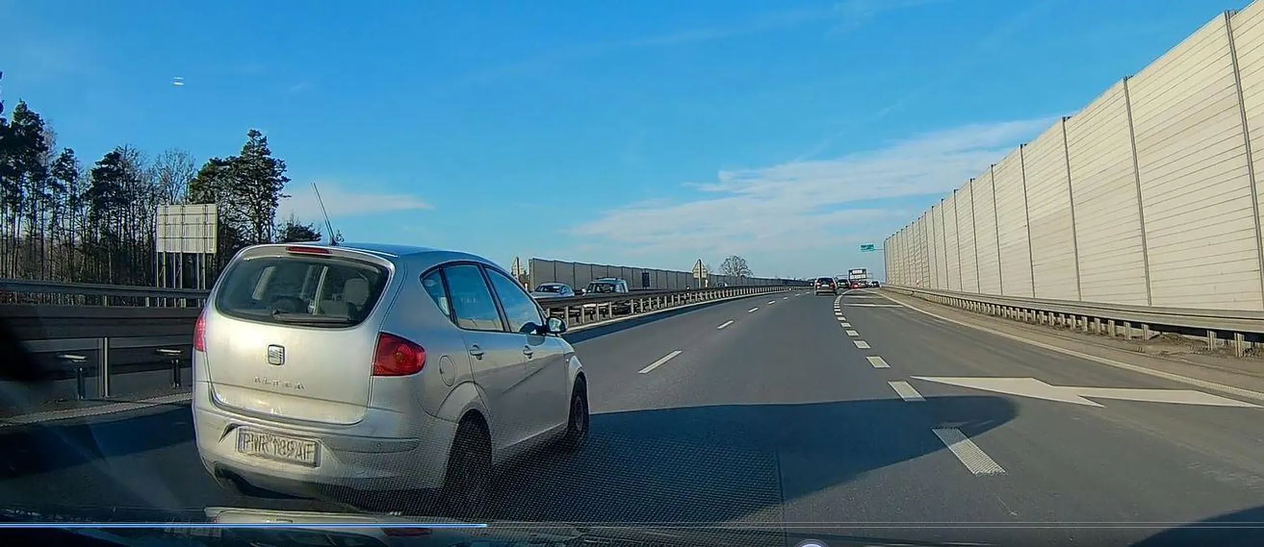 Kierowca nie ogarnia liń rozdzielających pasy. Wyprzedza pasem wyprzedanego:(