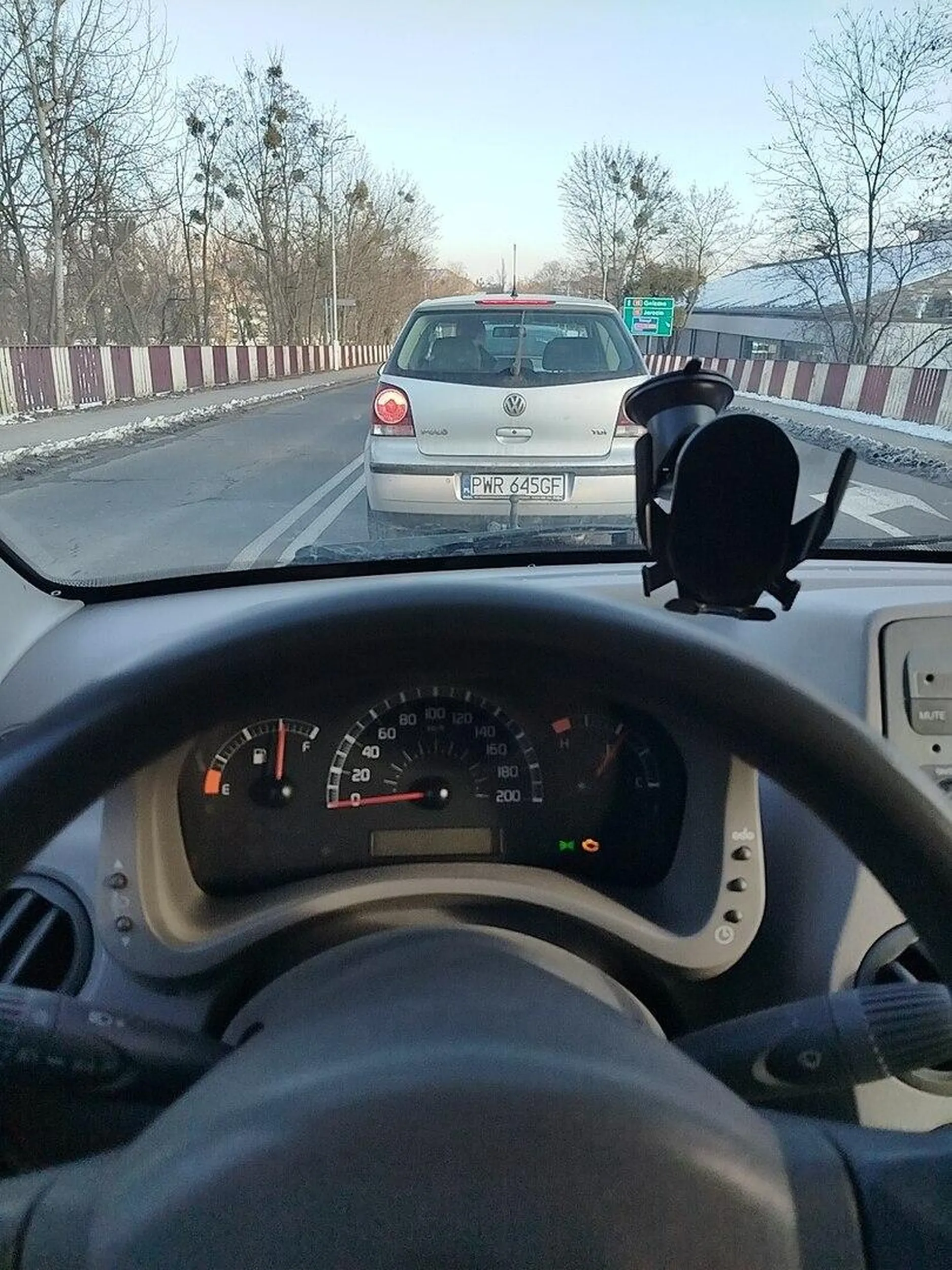 Burak wyprzedza w mieście, kiedy jedziesz przepisowo, czyli 50 km/h. Tak mu się śpieszy z fabryki do domu.