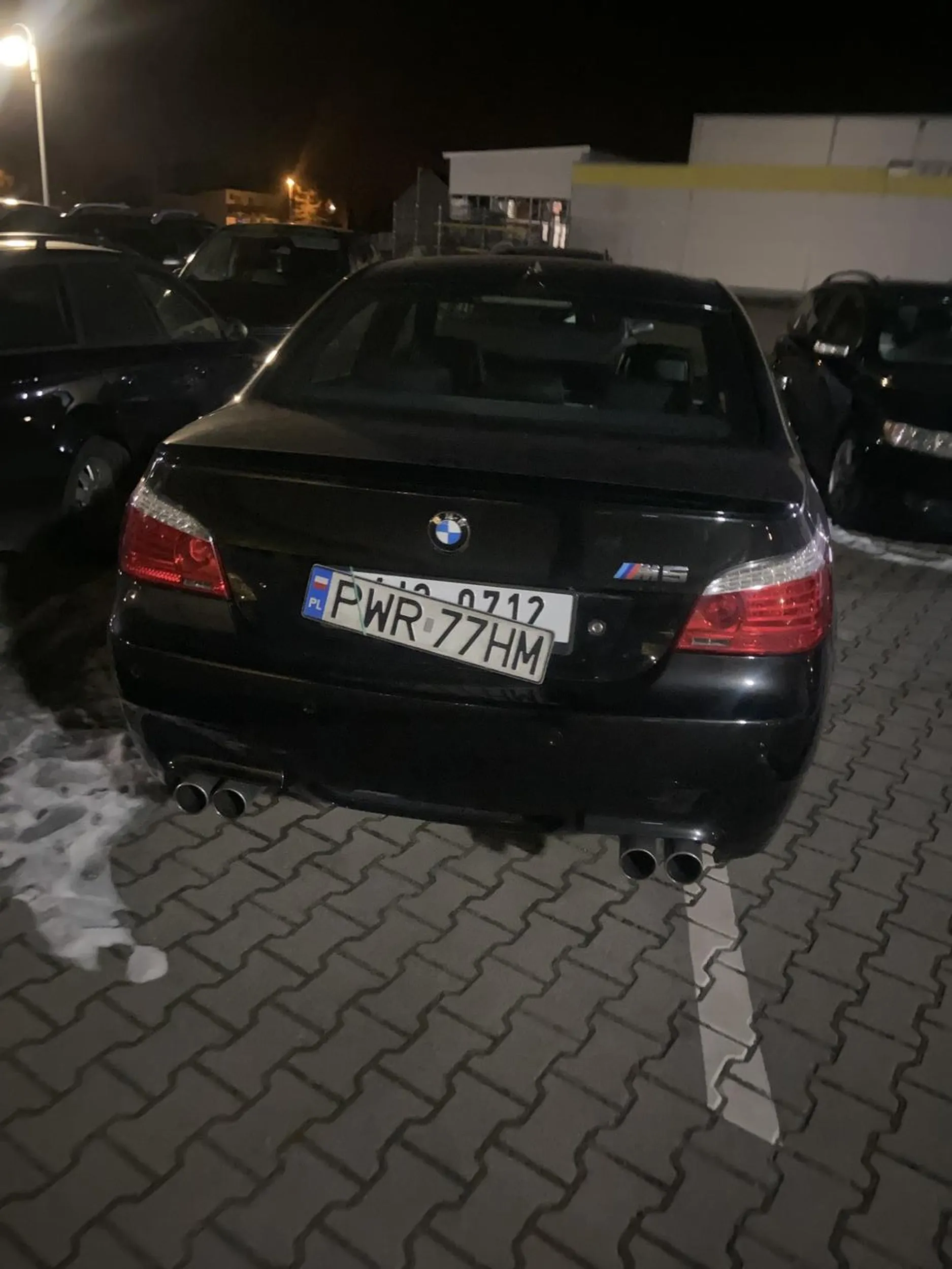 Czemu masz tablicę na tablicy ale pozdro za zajebiste BMW e60 M5