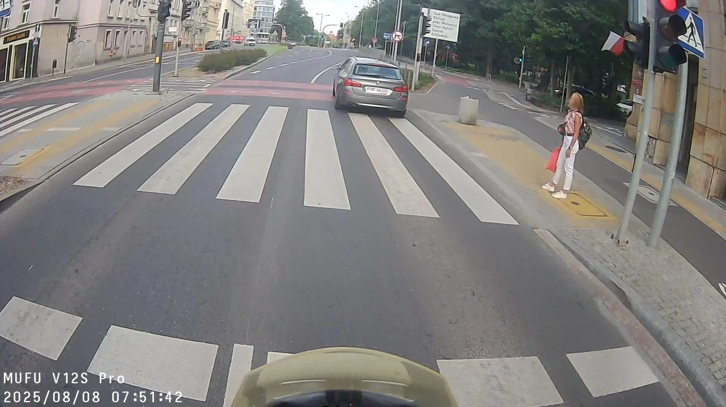 Zatrzymał się na czerwonym a następnie ruszył i przejechał 2 skrzyżowania na czerwonym. Coś z nim nie tak, nawet jak na BMW