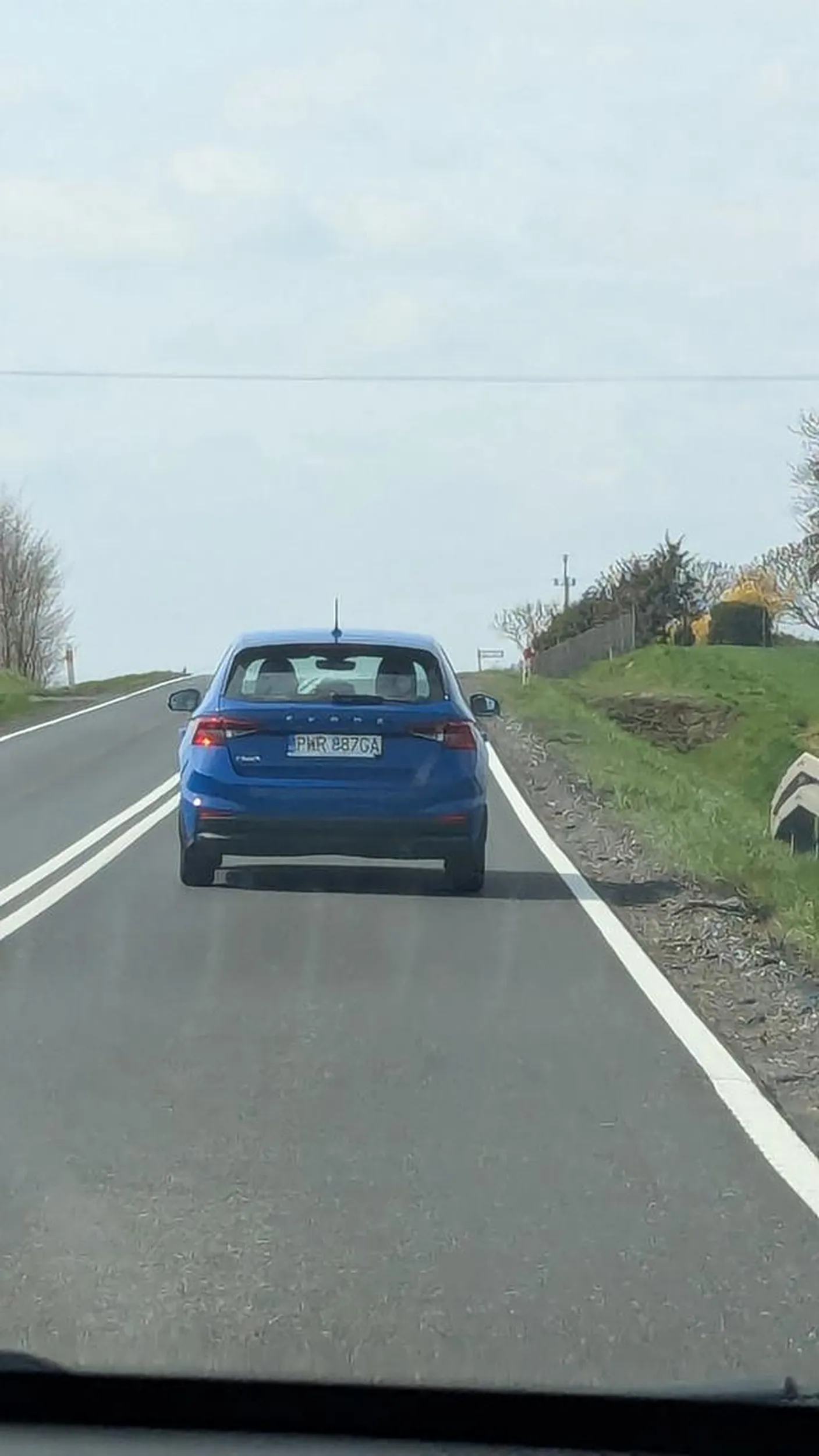 Dobrze, że trafia na mądrzejszych kierowców od siebie, bo zabiłby siebie i innych Wyprzedzać trzeba umieć, a z tak wolnym autem jeszcze planować, a nie: - wyprzedzać samochód z przyczepką na ostrym zakręcie z zerową widocznością, oczywiście przekraczając ciągłą - wyprzedzać na zygzaku z drugiego zdjęcia