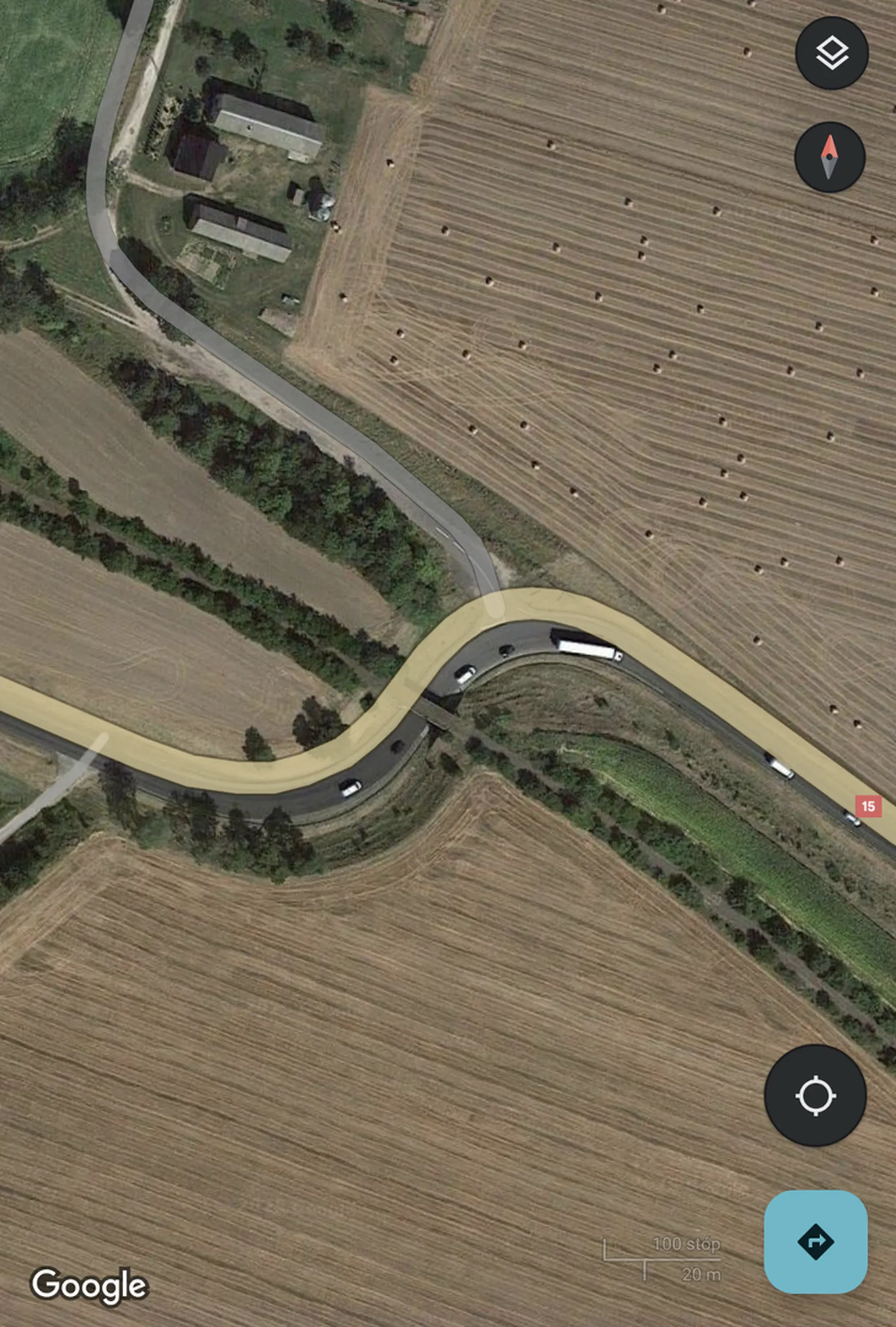 Dobrze, że trafia na mądrzejszych kierowców od siebie, bo zabiłby siebie i innych Wyprzedzać trzeba umieć, a z tak wolnym autem jeszcze planować, a nie: - wyprzedzać samochód z przyczepką na ostrym zakręcie z zerową widocznością, oczywiście przekraczając ciągłą - wyprzedzać na zygzaku z drugiego zdjęcia