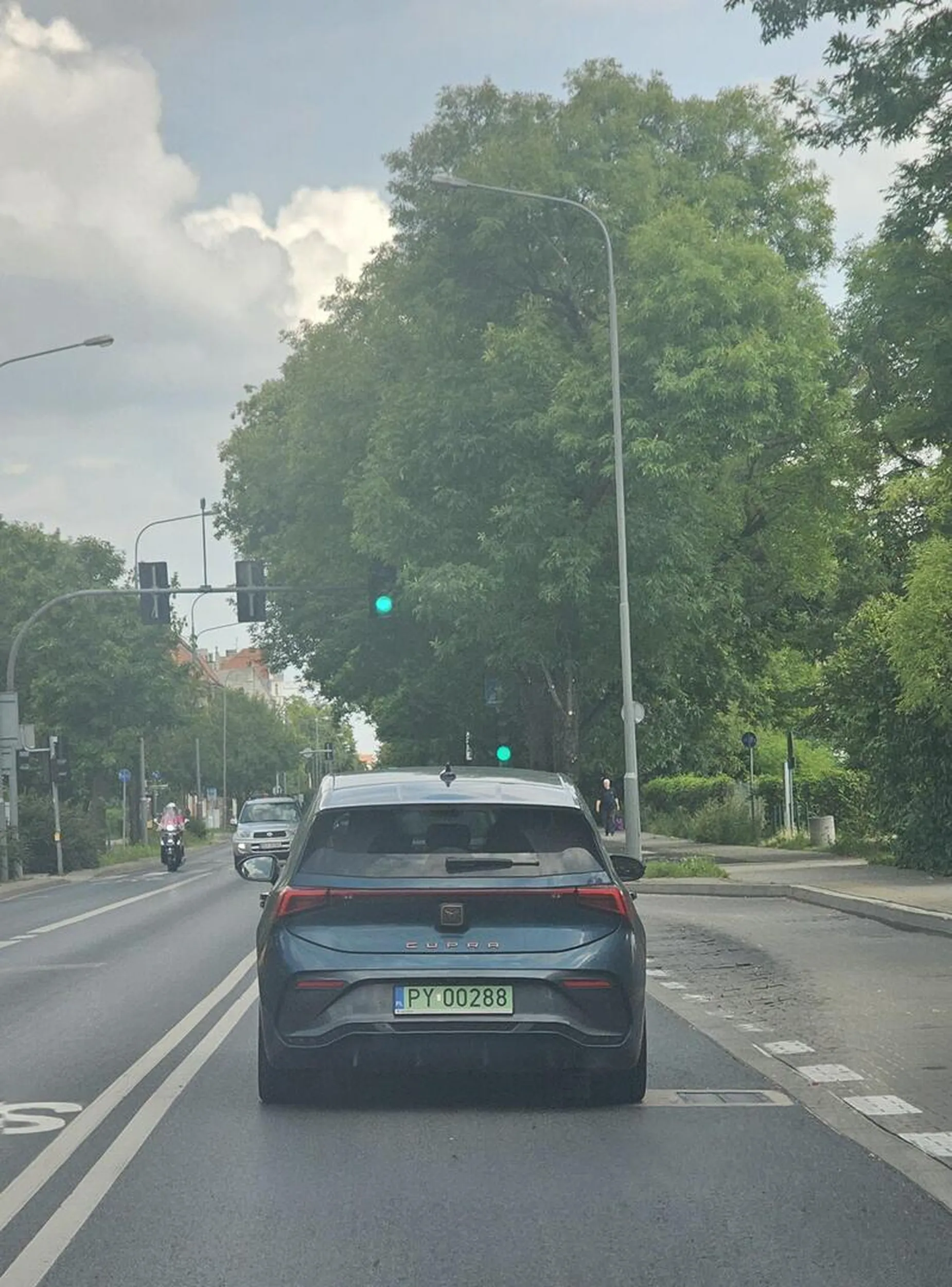 Wymusza pierwszeństwo, uważać.