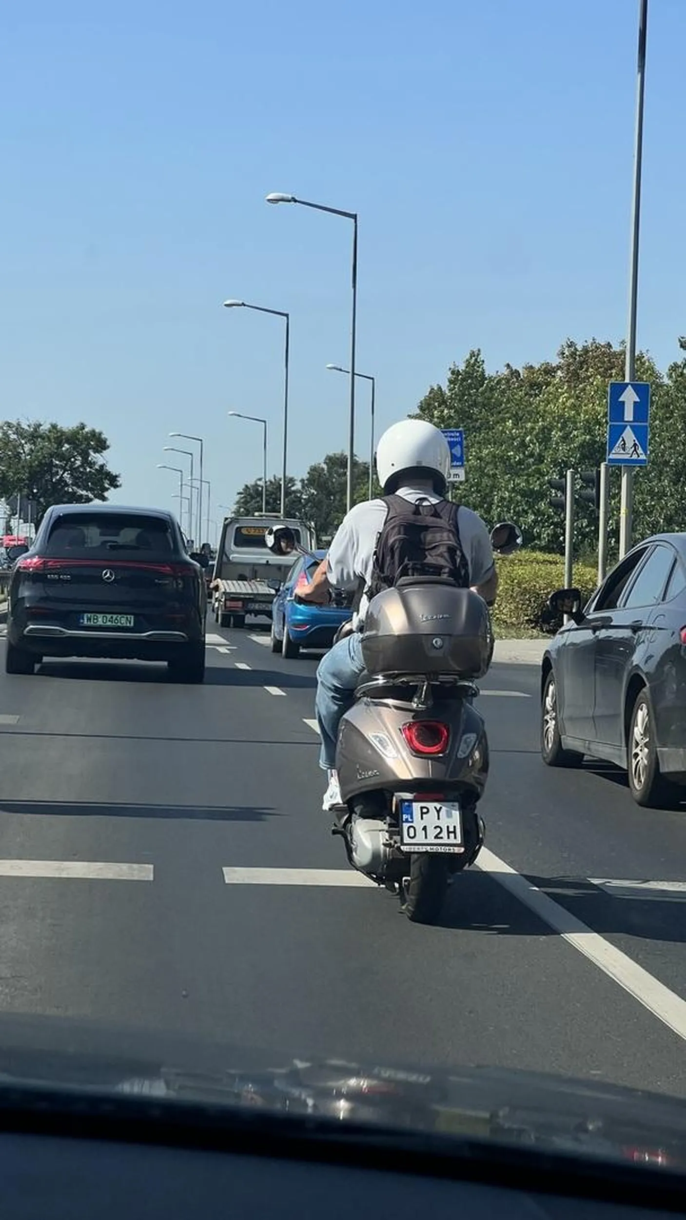 Wpieprza się dziadek przed auta na lewy pas i jedzie 30 na godzinę