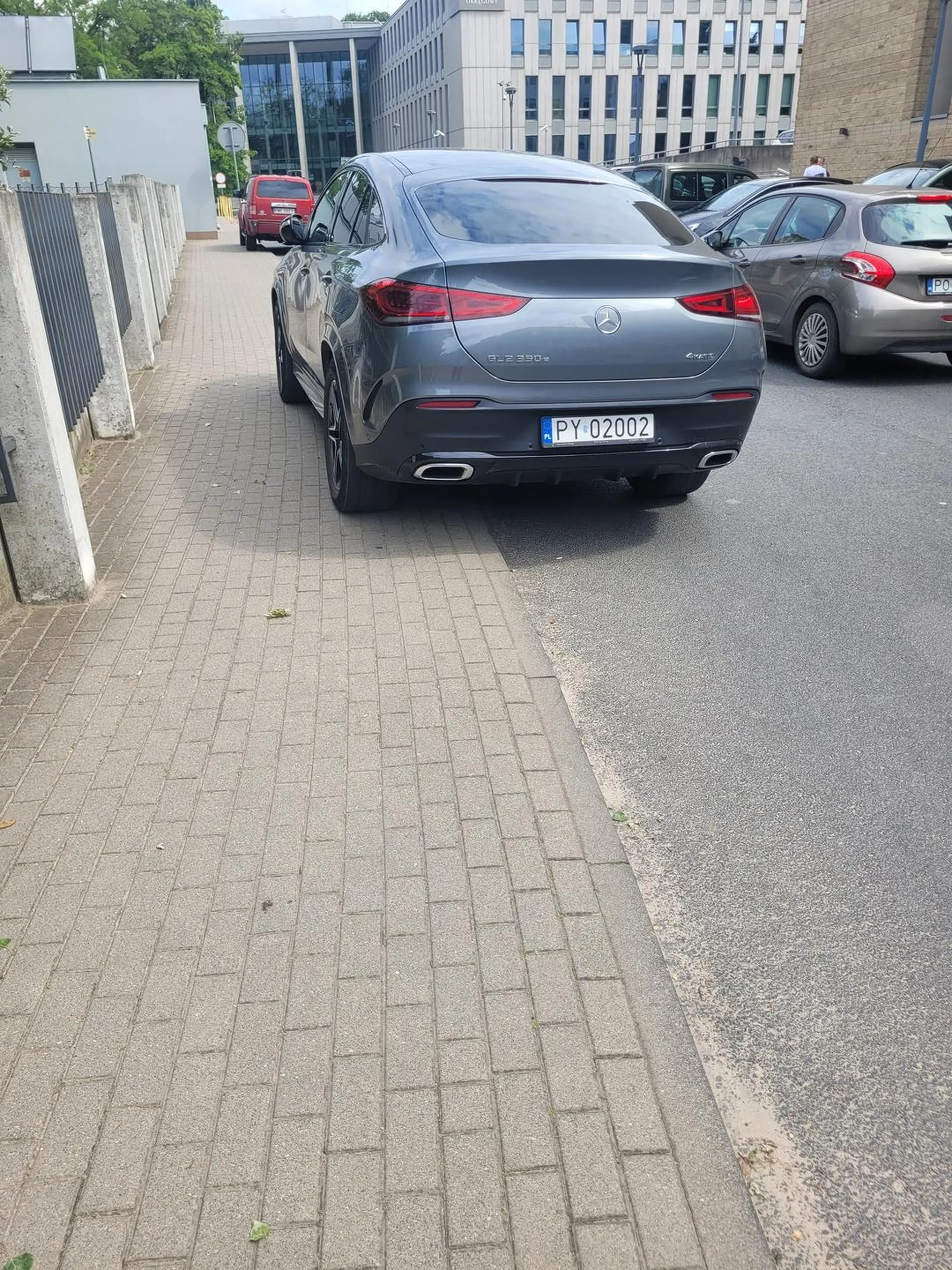 Samochód i ego kierowcy za duże na tak wąski chodnik. Utrudnia przejście pieszym, w tym osobom niepełnosprawnym, zmierzającym na badania lekarskie. Auto za ciężkie, by w ogole parkować na chodniku. Na zwrócenie uwagi kierujący reaguje agresją słowną i fizyczną.