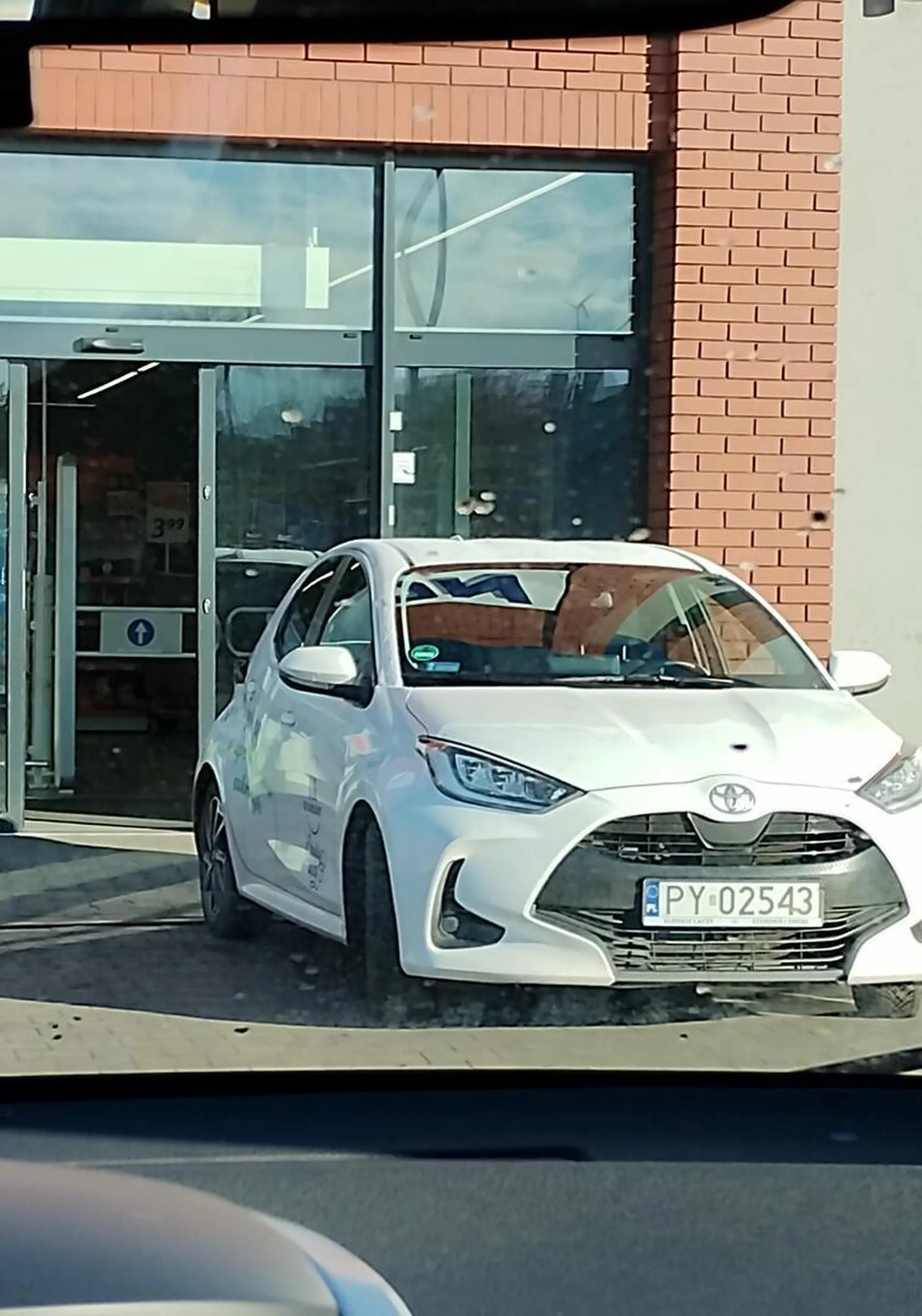 Wolny parking. Bliżej sklepu się nie dało, szkoda że matka z wózkiem nie miała jak wejść.