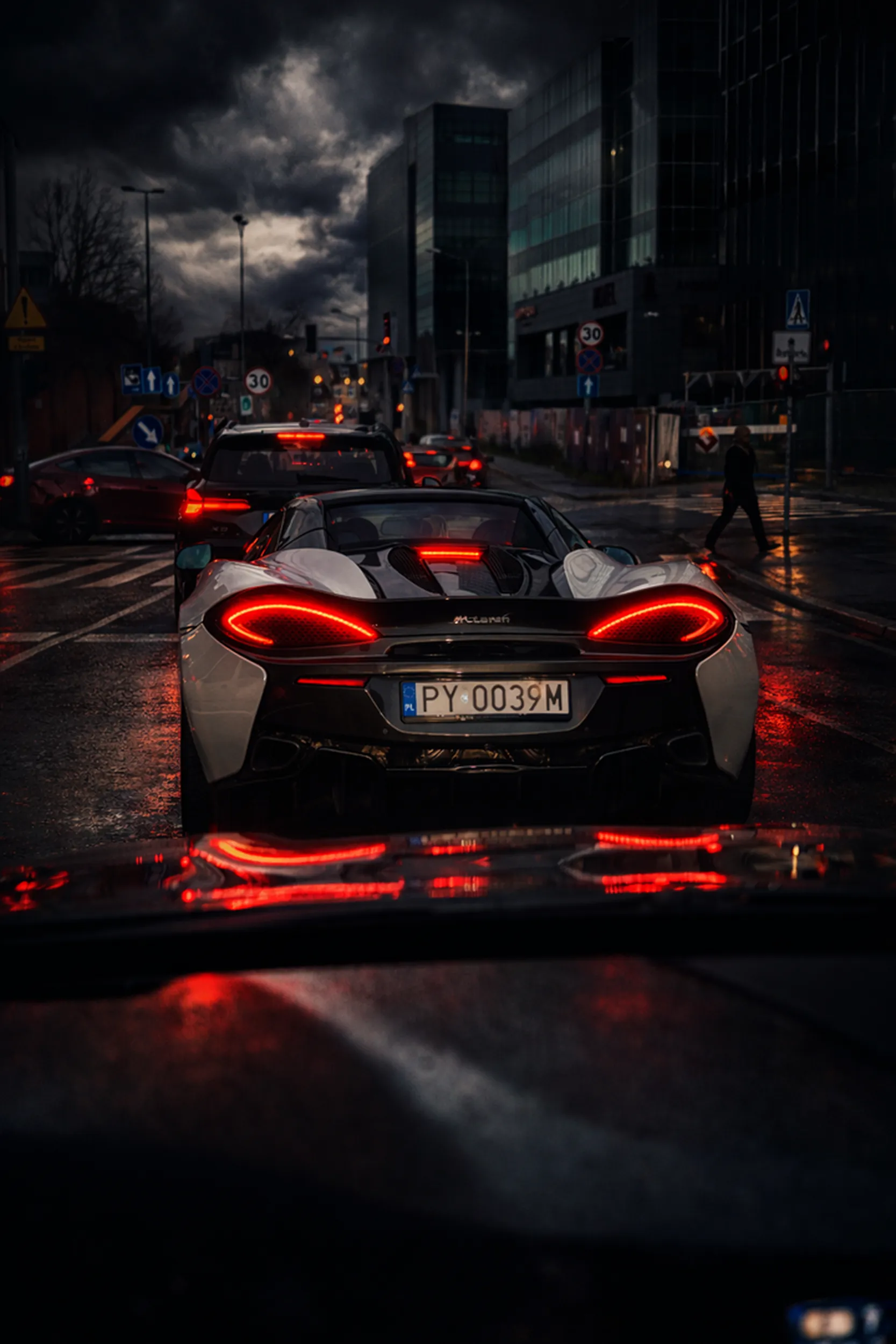 Piękna fura, zamieszczam zdjęcie zrobione przy Starym Browarze w Poznaniu