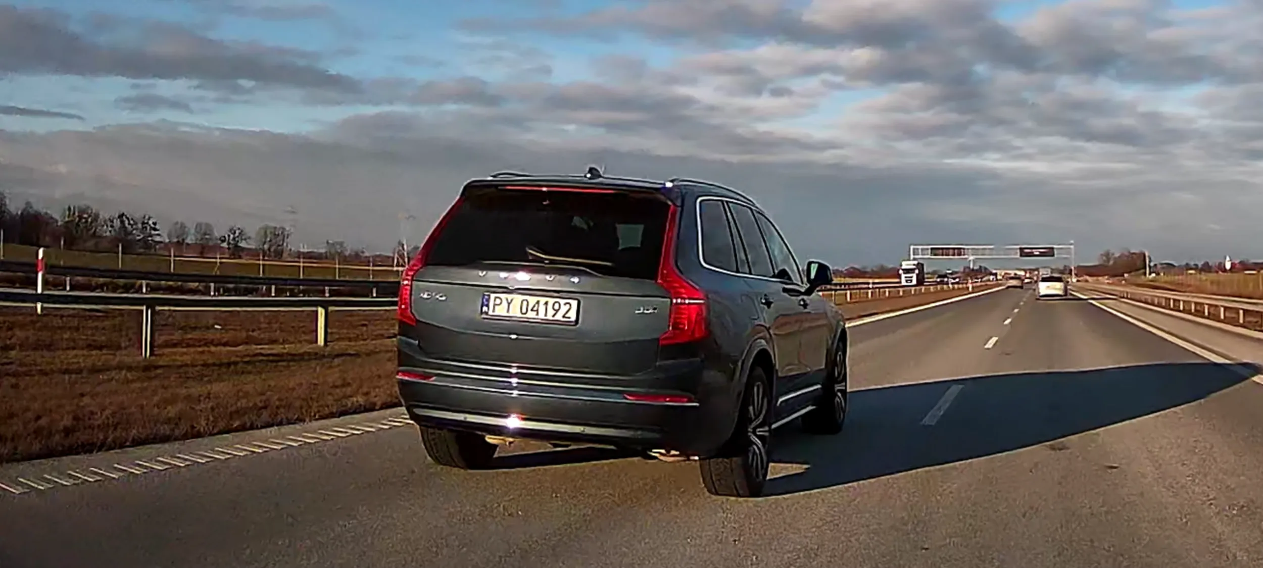 Pyra z Poznania nie patrzy w lusterka i zmienia pas na lewy bez kierunku blokując wyprzedzanie