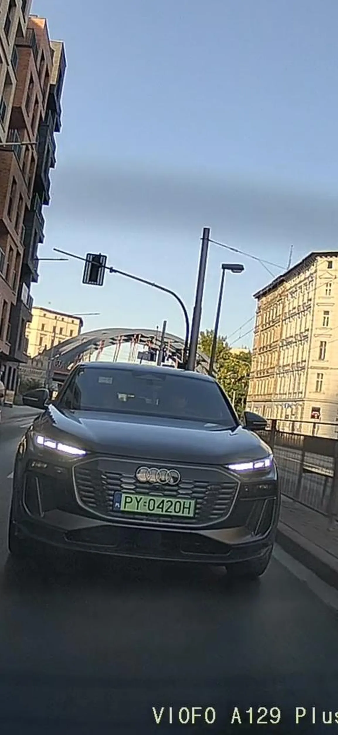 Siedzenie na rynku i trąbienie.... nowe auto to nowe ego