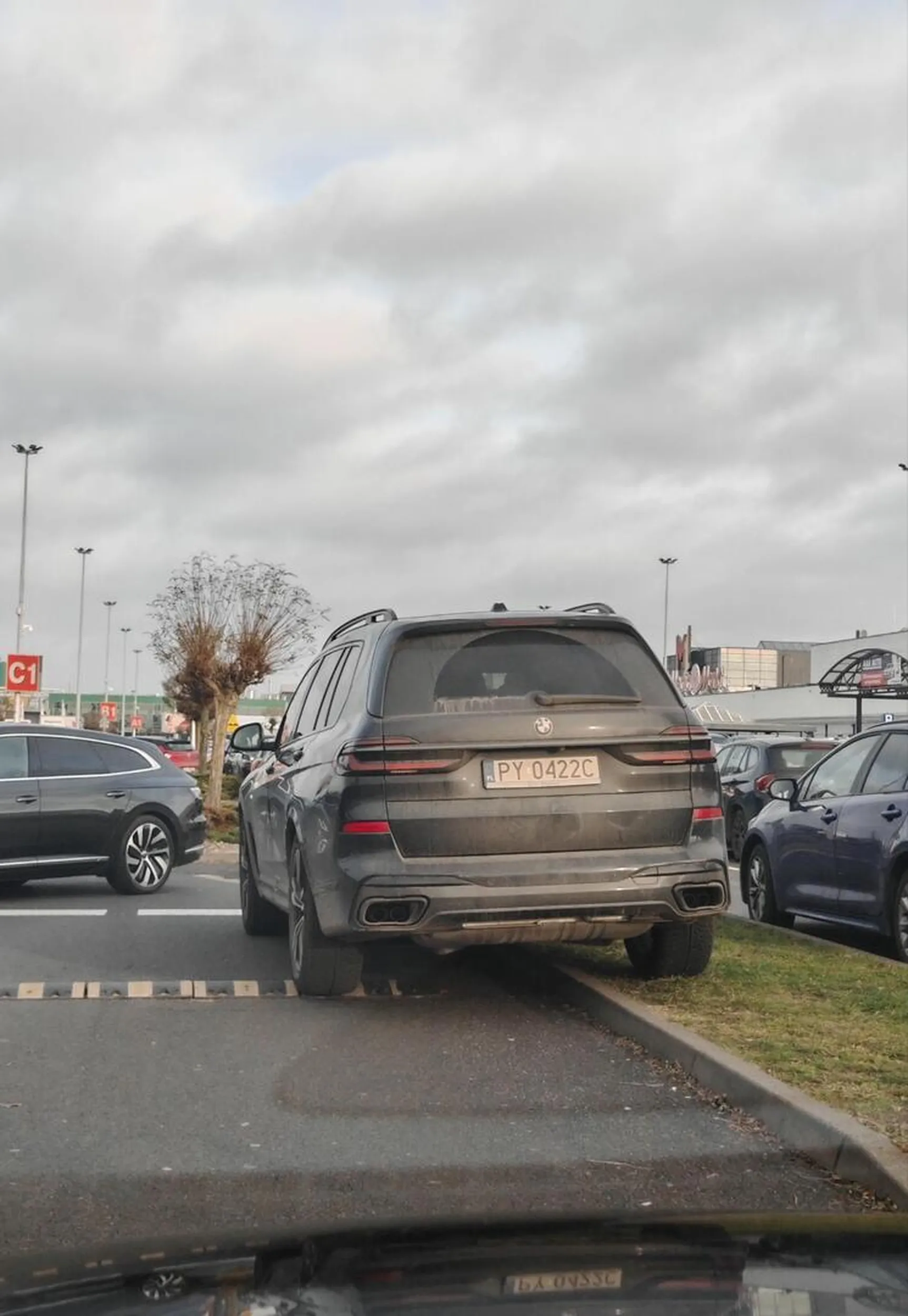 Świetne umiejętności parkowania, a plac dalej sporo wolnych miejsc. Koniecznie najbliżej wejścia